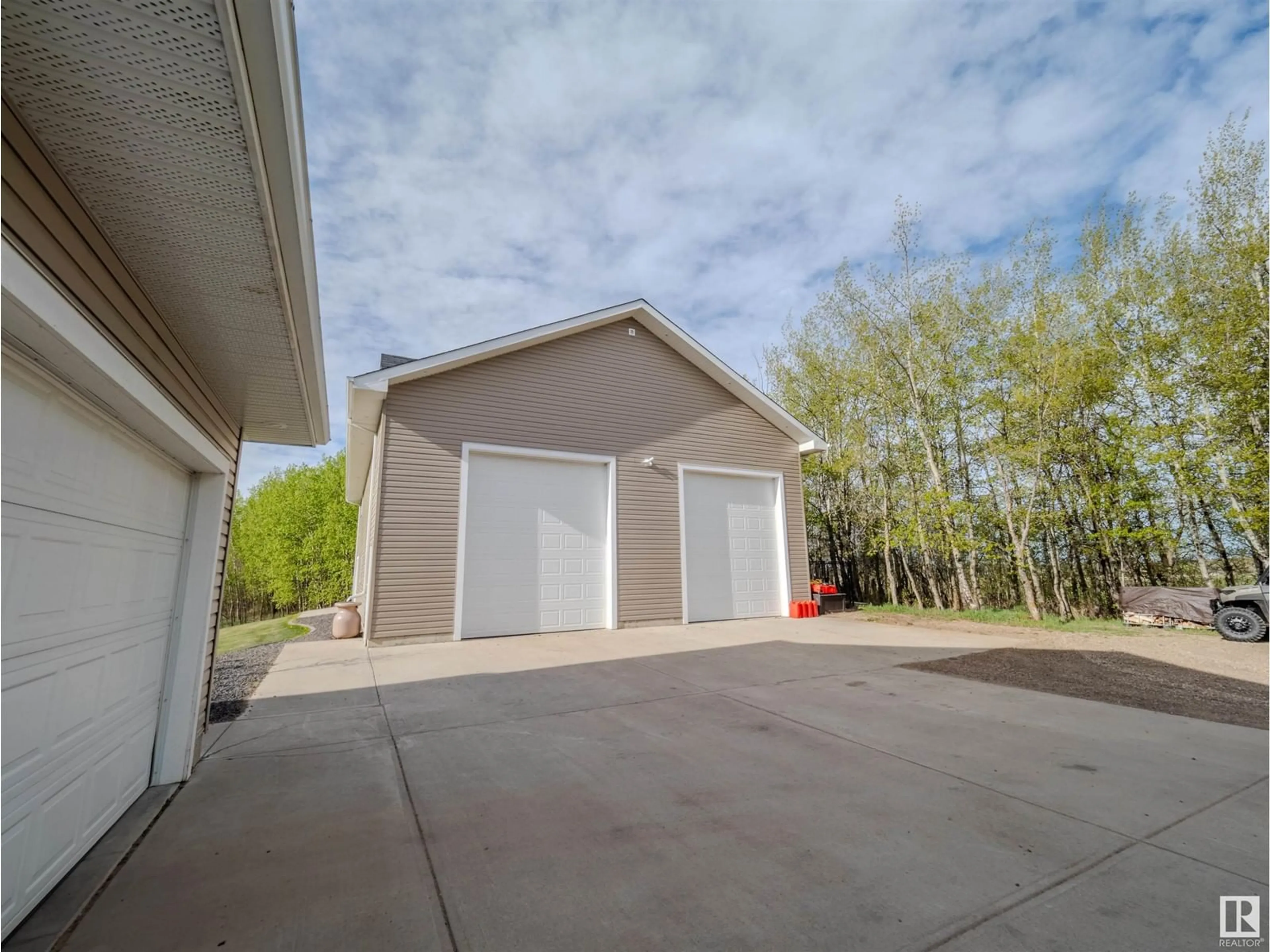 Indoor garage for 21435 TWP ROAD 530, Rural Strathcona County Alberta T8E2H4