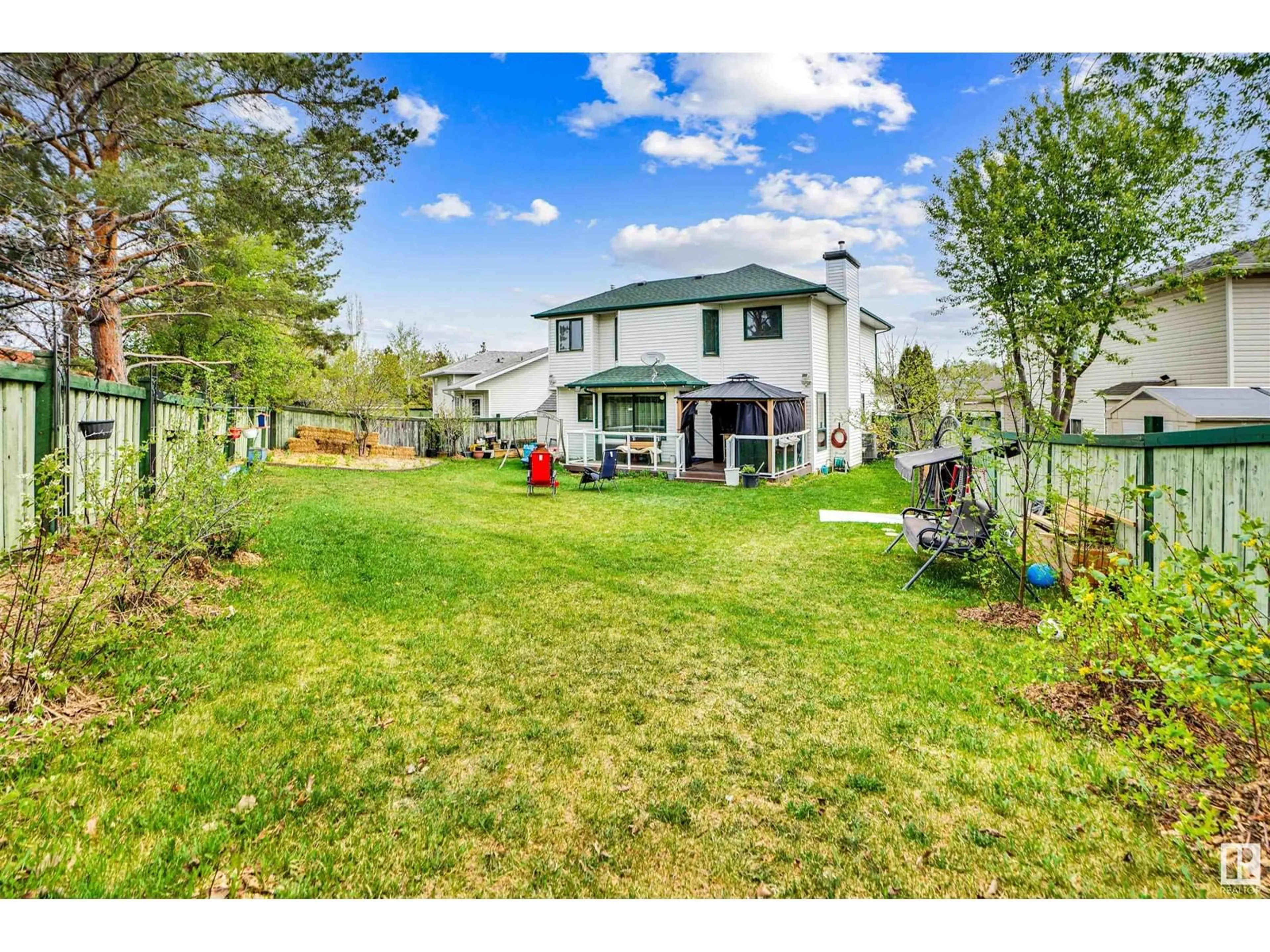A pic from outside/outdoor area/front of a property/back of a property/a pic from drone, unknown for 1073 POTTER GREENS DR, Edmonton Alberta T5T6A5