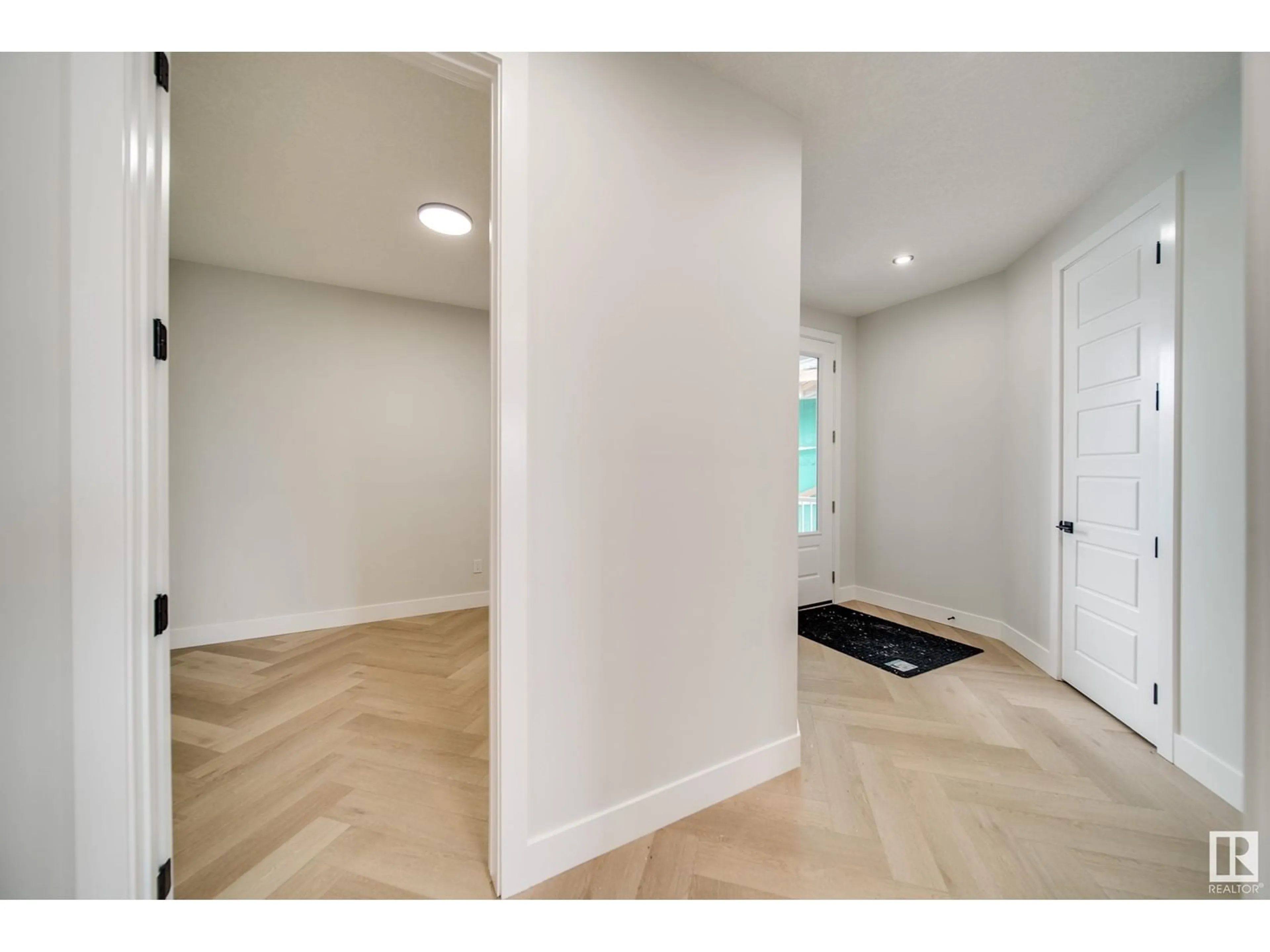 Indoor entryway for 17043 45 ST, Edmonton Alberta T5Y4C9