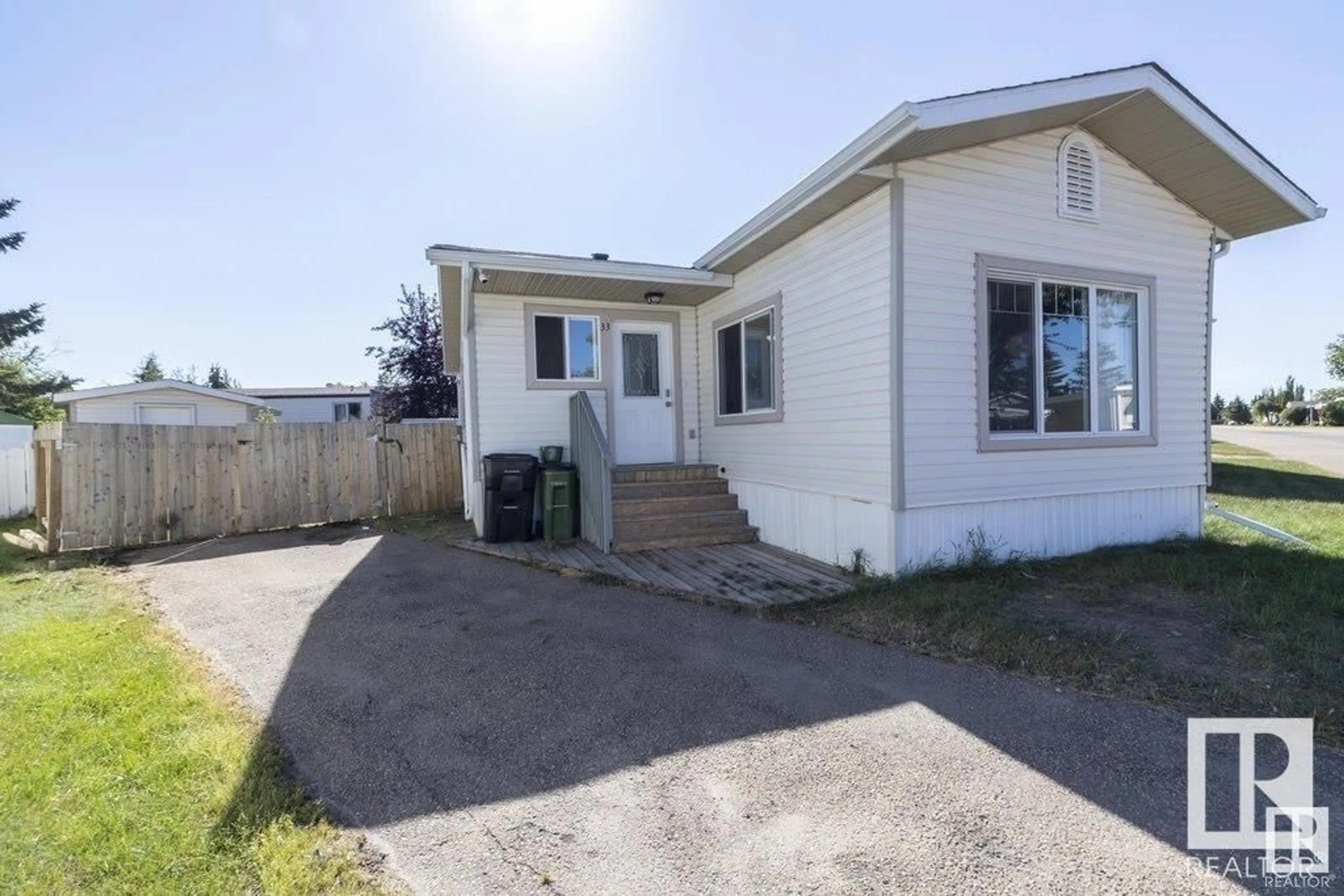 A pic from outside/outdoor area/front of a property/back of a property/a pic from drone, street for 33 WEST VIEW BV, Edmonton Alberta T5S1T5