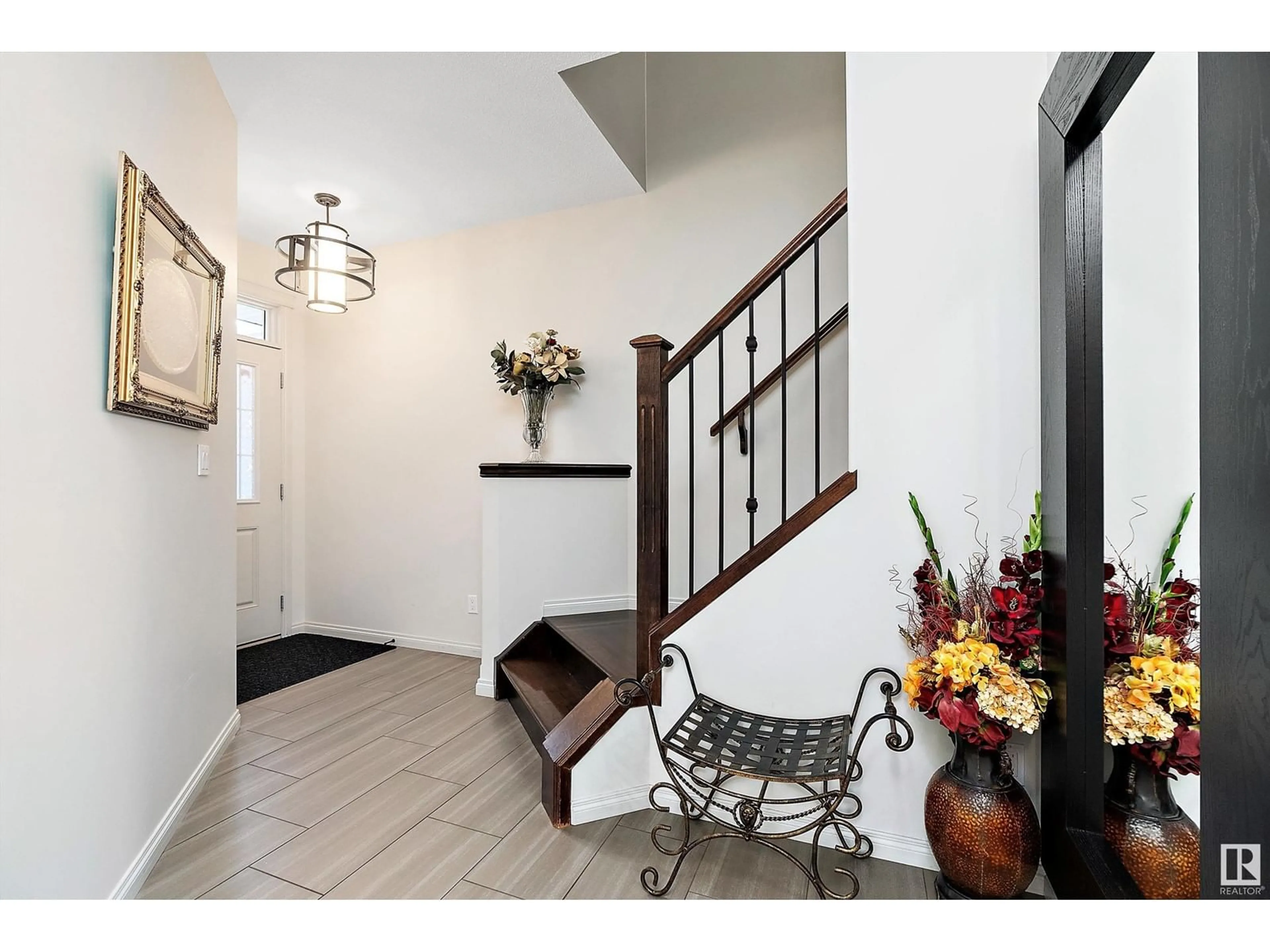 Indoor entryway for 17 - 18230 104A ST NW, Edmonton Alberta T5X0G9