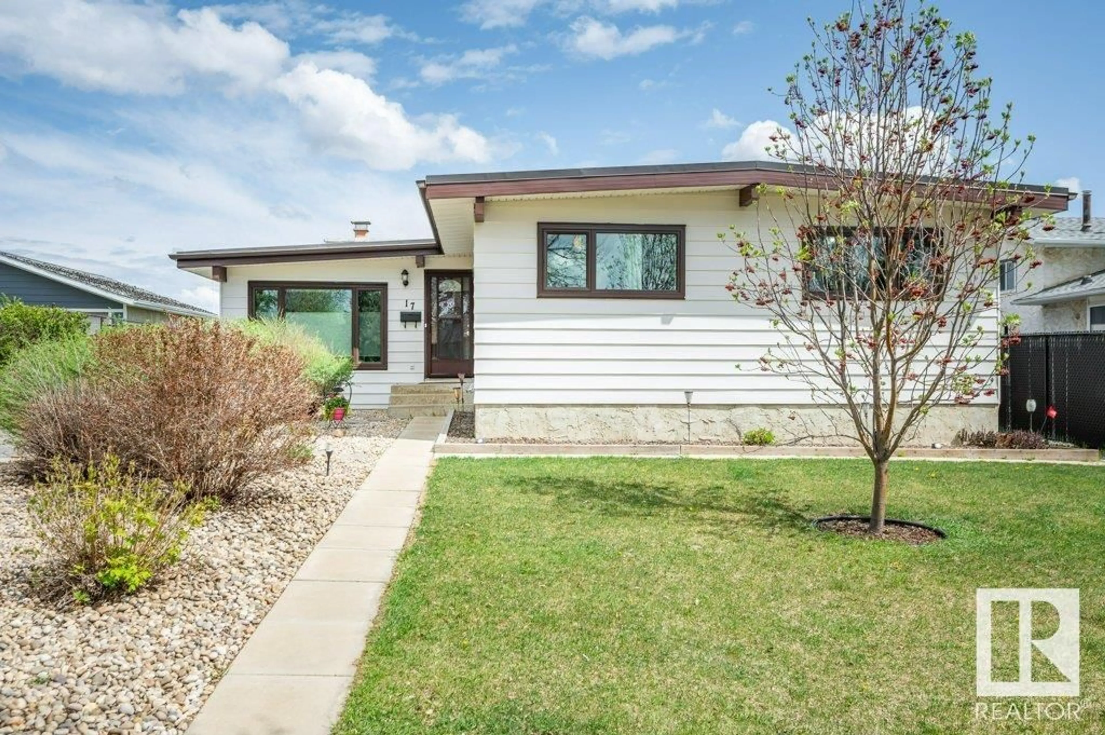Home with vinyl exterior material, street for 17 MARCHAND PL, St. Albert Alberta T8N1L7