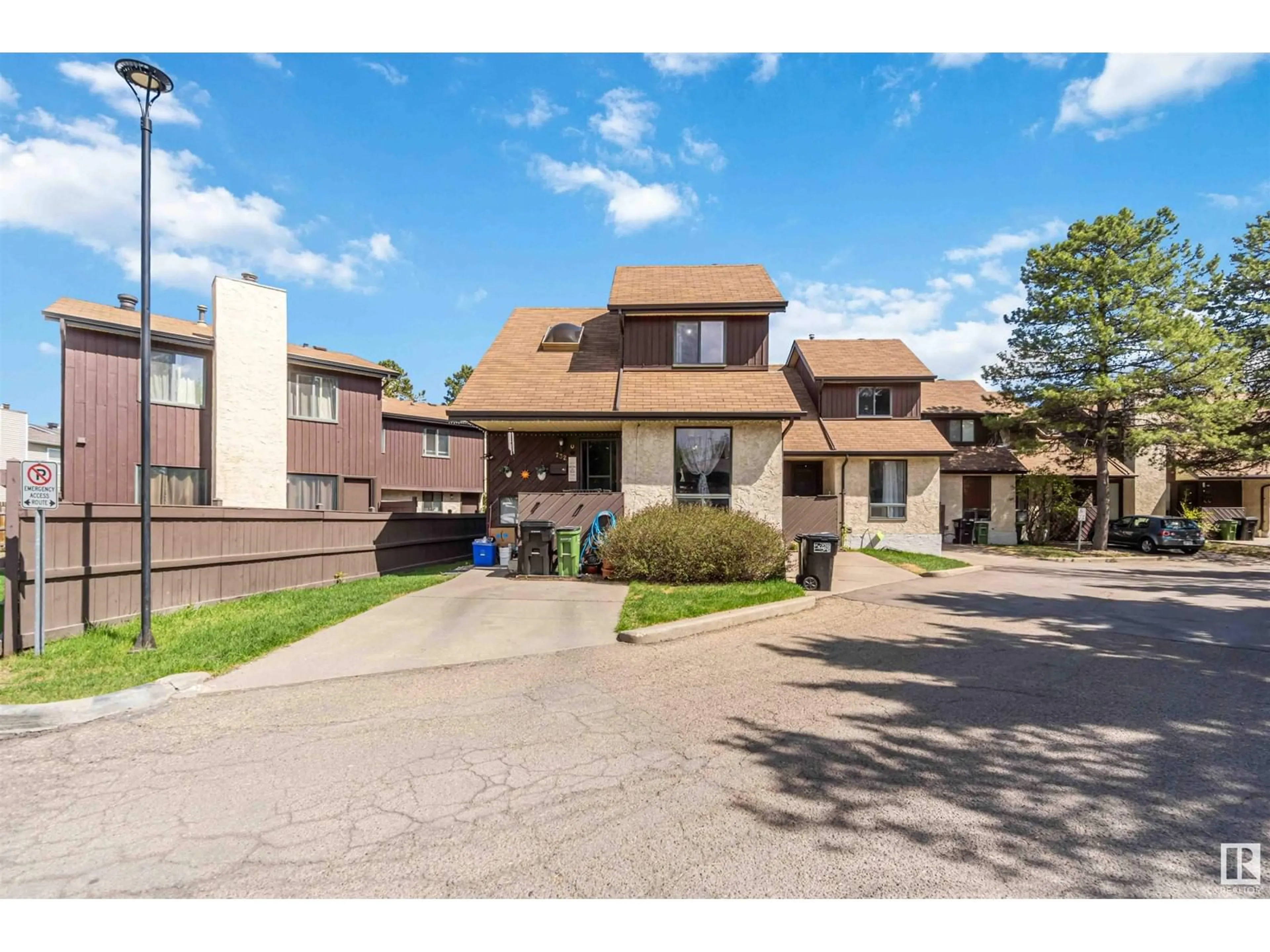 A pic from outside/outdoor area/front of a property/back of a property/a pic from drone, street for 732 SADDLEBACK RD, Edmonton Alberta T6J5E6
