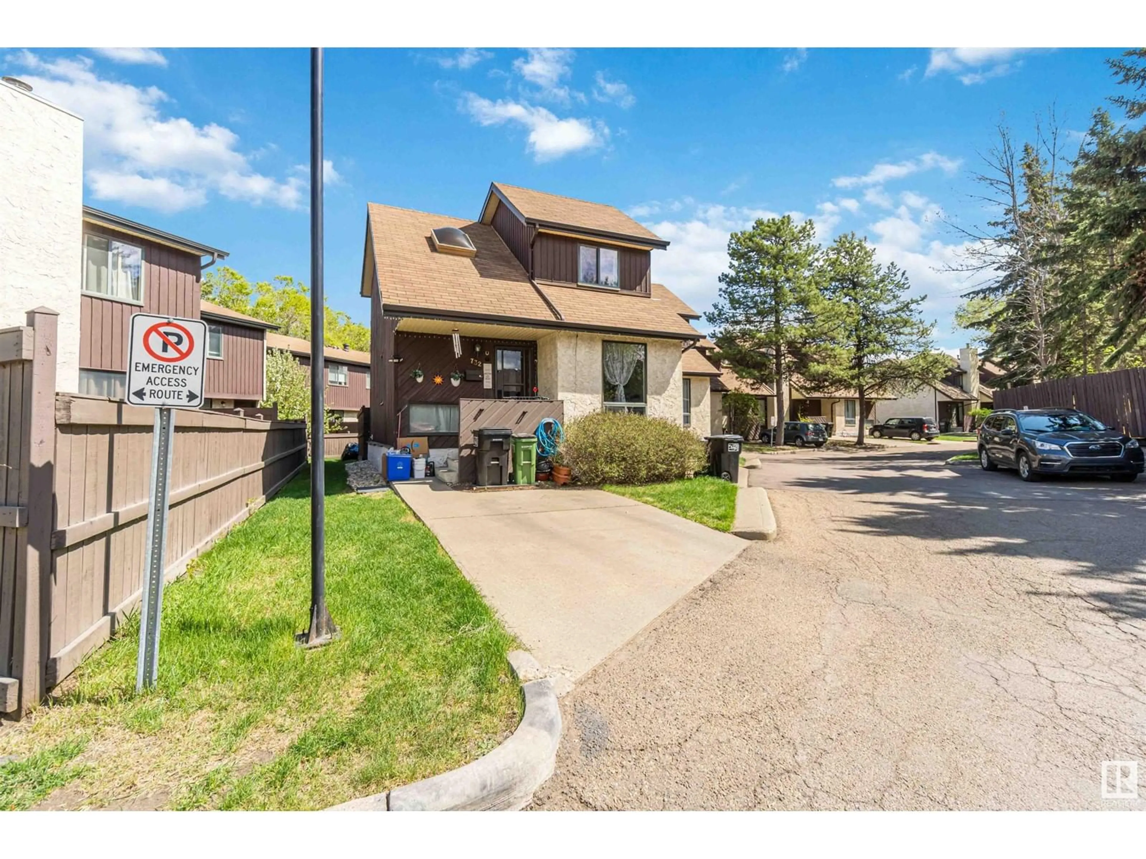 A pic from outside/outdoor area/front of a property/back of a property/a pic from drone, street for 732 SADDLEBACK RD, Edmonton Alberta T6J5E6