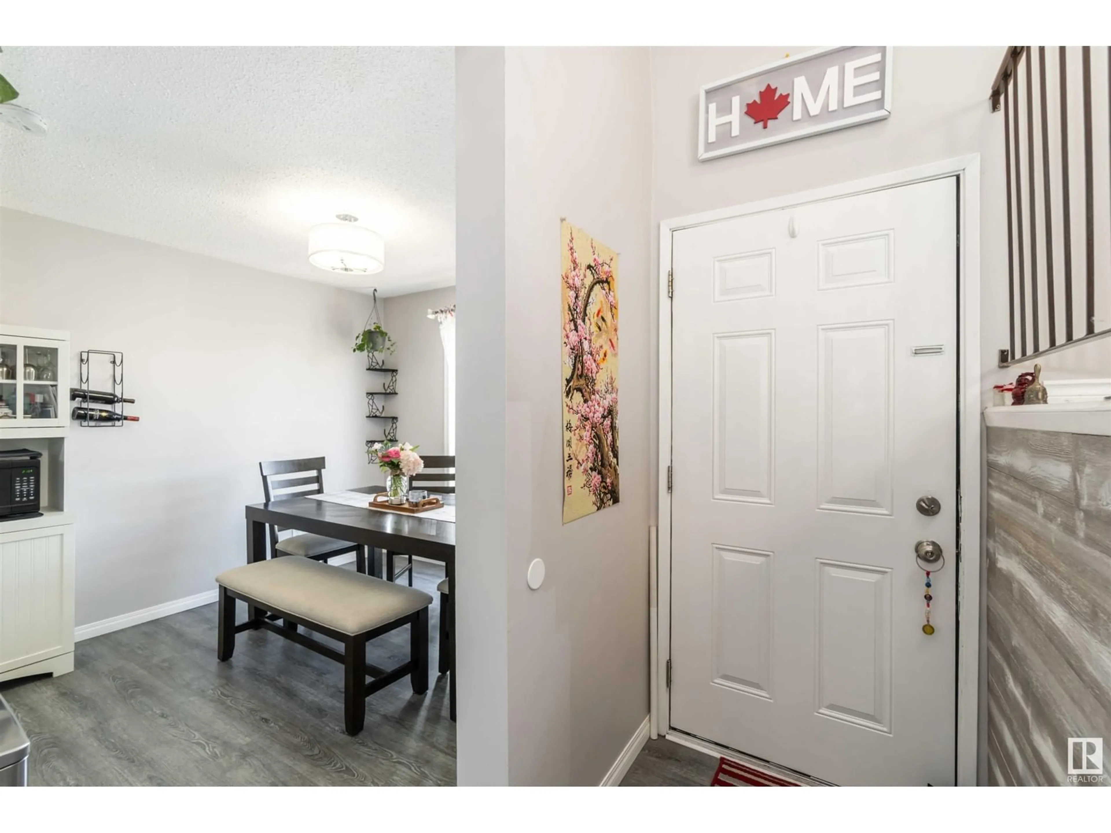 Indoor entryway for 732 SADDLEBACK RD, Edmonton Alberta T6J5E6