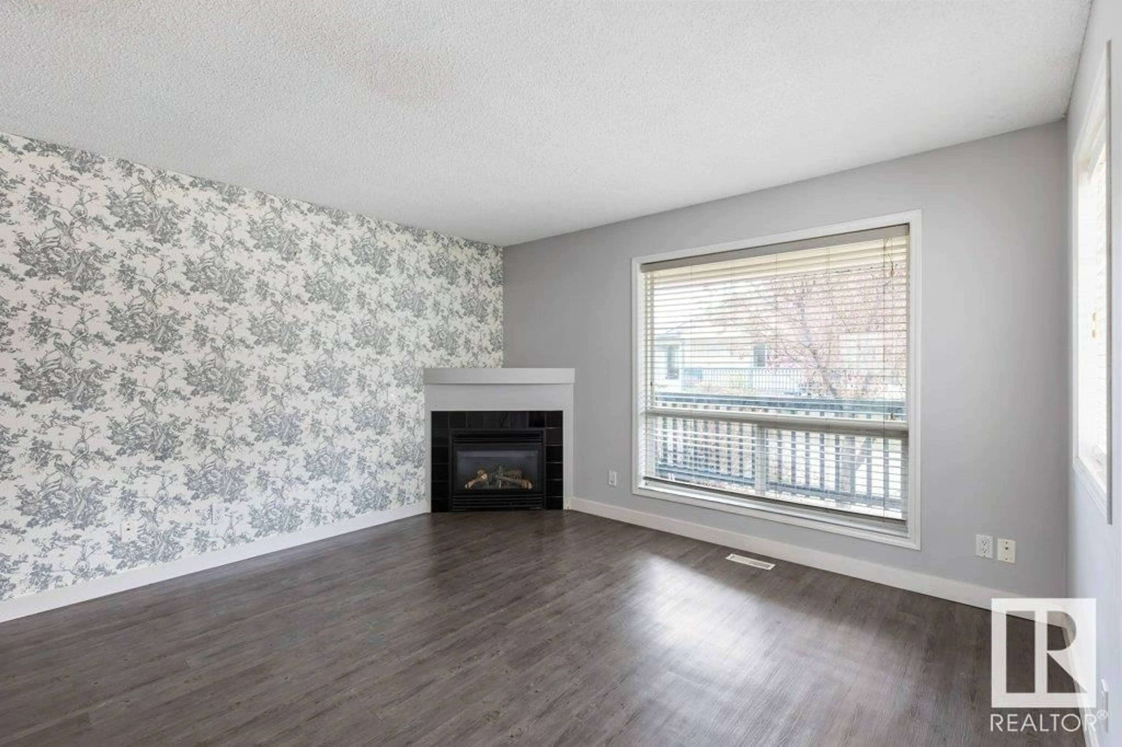 A pic of a room for 12 10909 106 ST NW, Edmonton Alberta T5H4M7