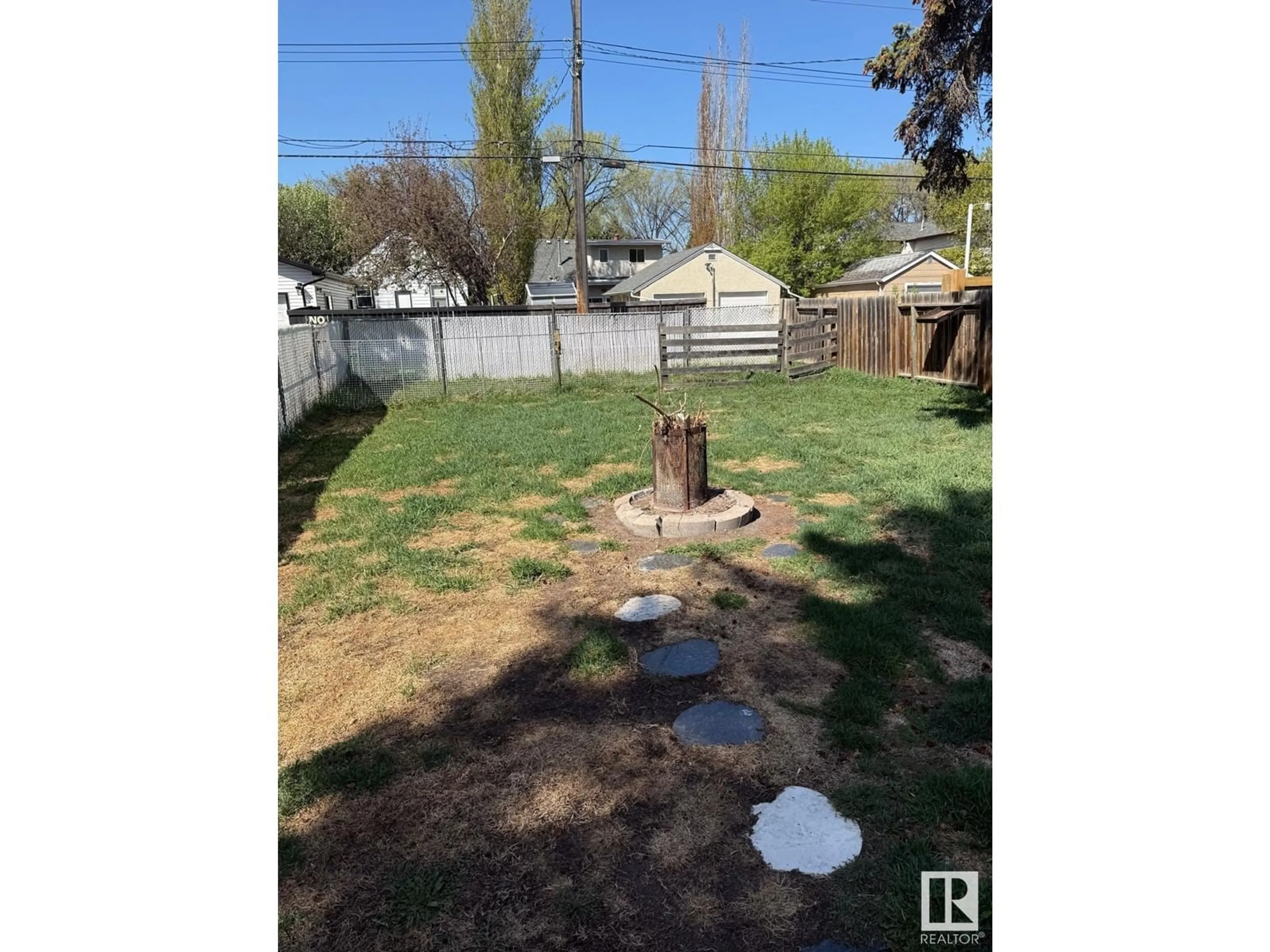 A pic from outside/outdoor area/front of a property/back of a property/a pic from drone, unknown for 11614 127 ST, Edmonton Alberta T5M0V5