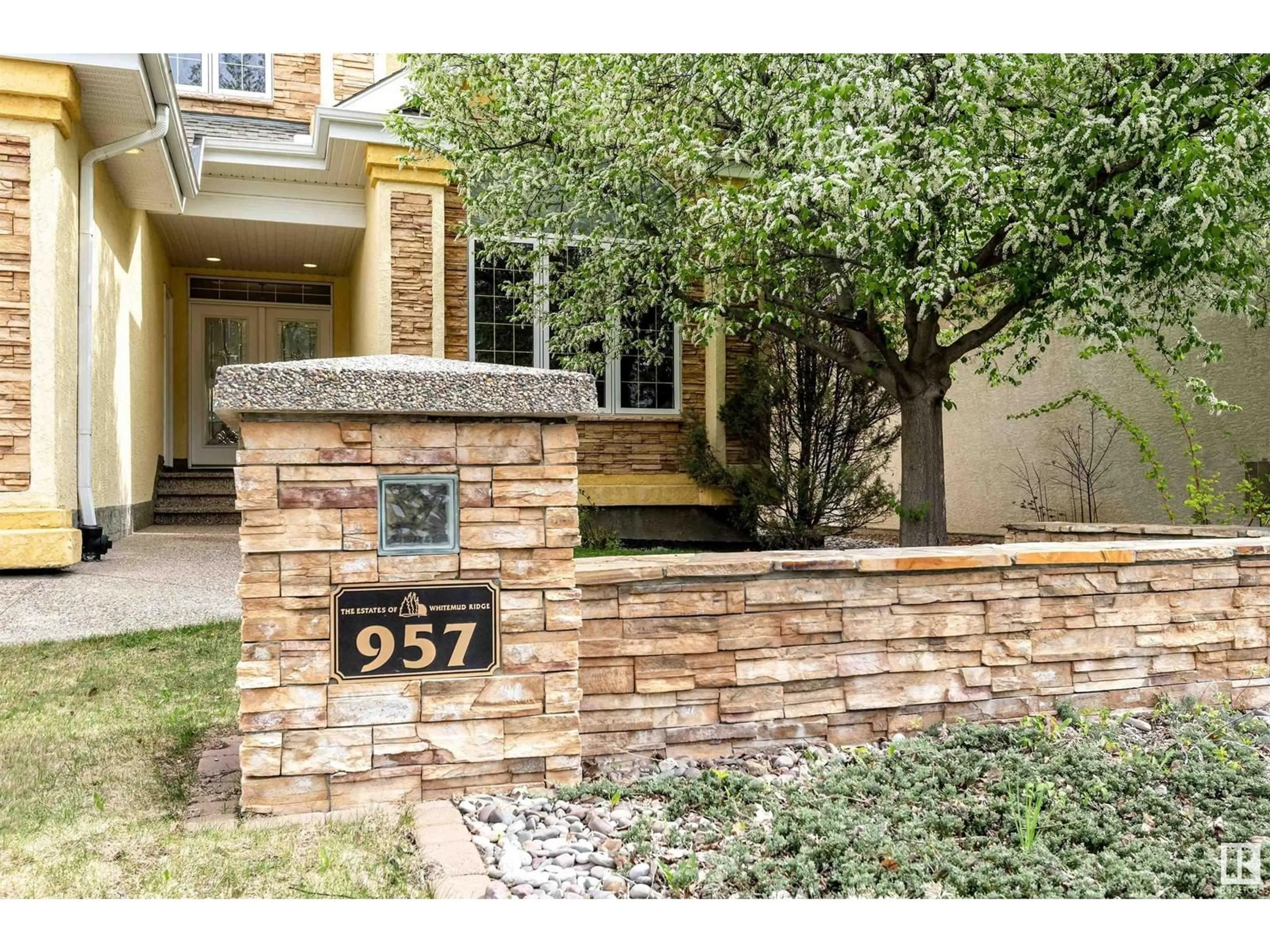 Indoor entryway for NW - 957 HOLLINGSWORTH BN, Edmonton Alberta T6R3G8