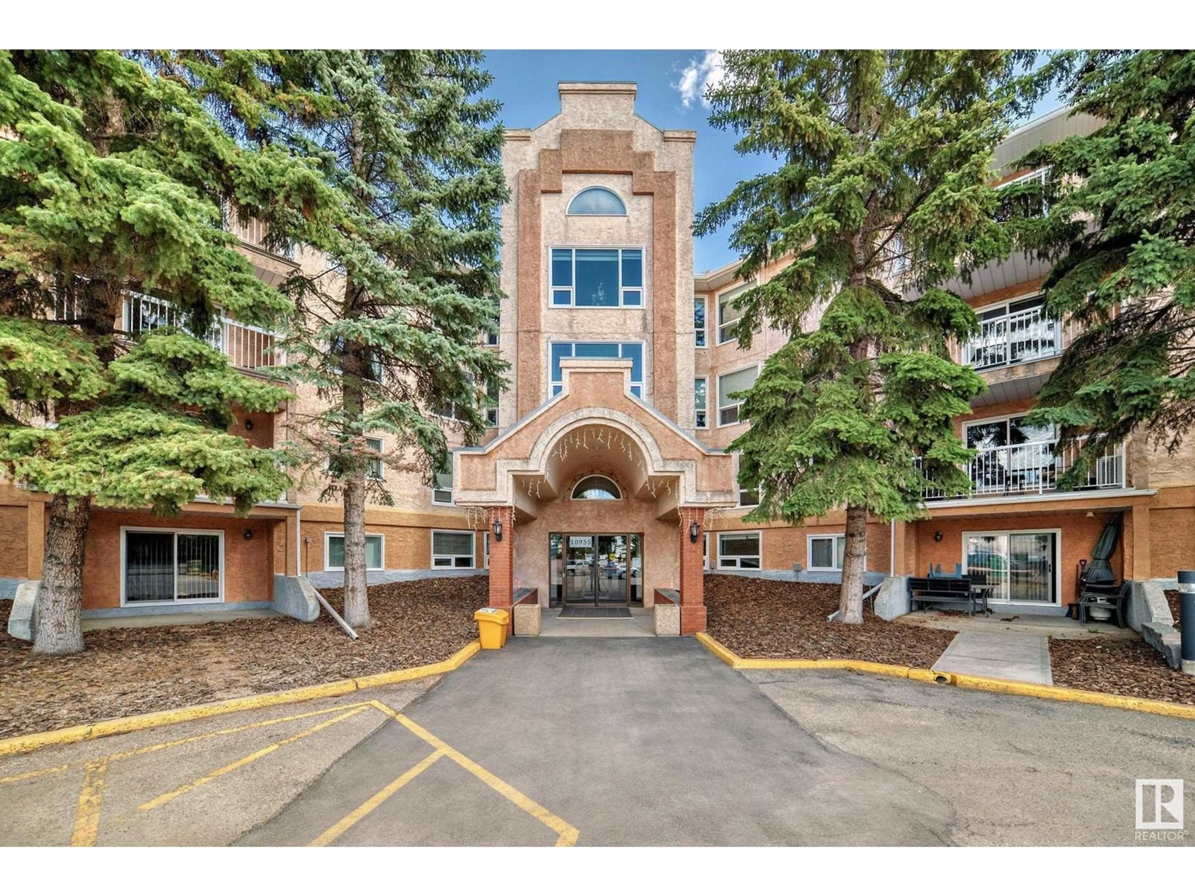 Indoor foyer for #209 - 10935 21 AV, Edmonton Alberta T6J6R3