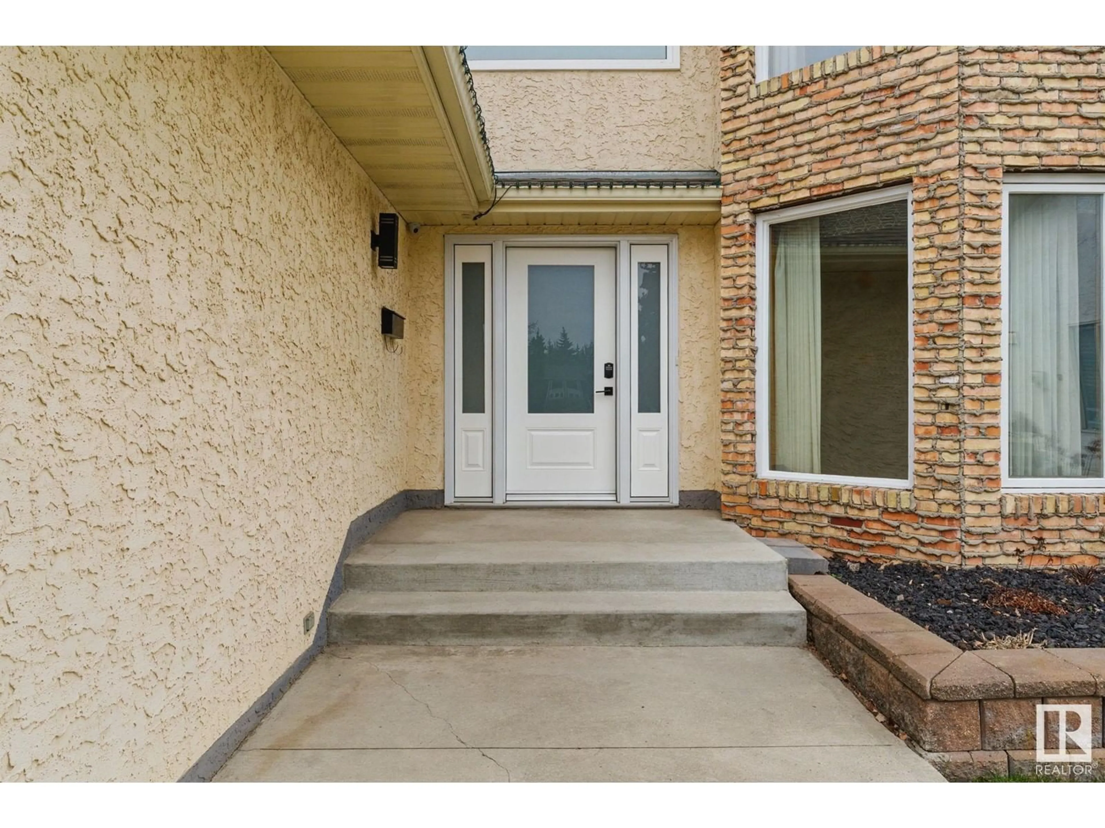 Indoor entryway for NW - 11019 10 AV, Edmonton Alberta T6J6N4