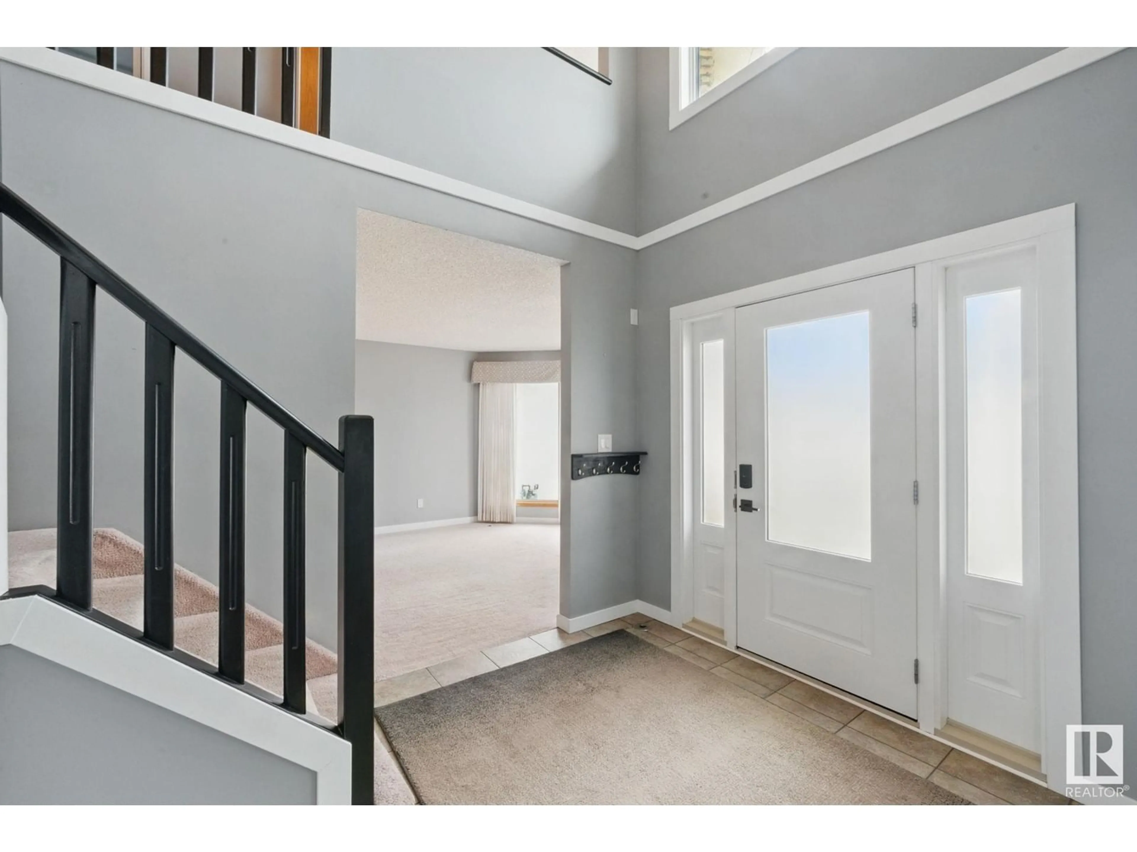 Indoor entryway for NW - 11019 10 AV, Edmonton Alberta T6J6N4