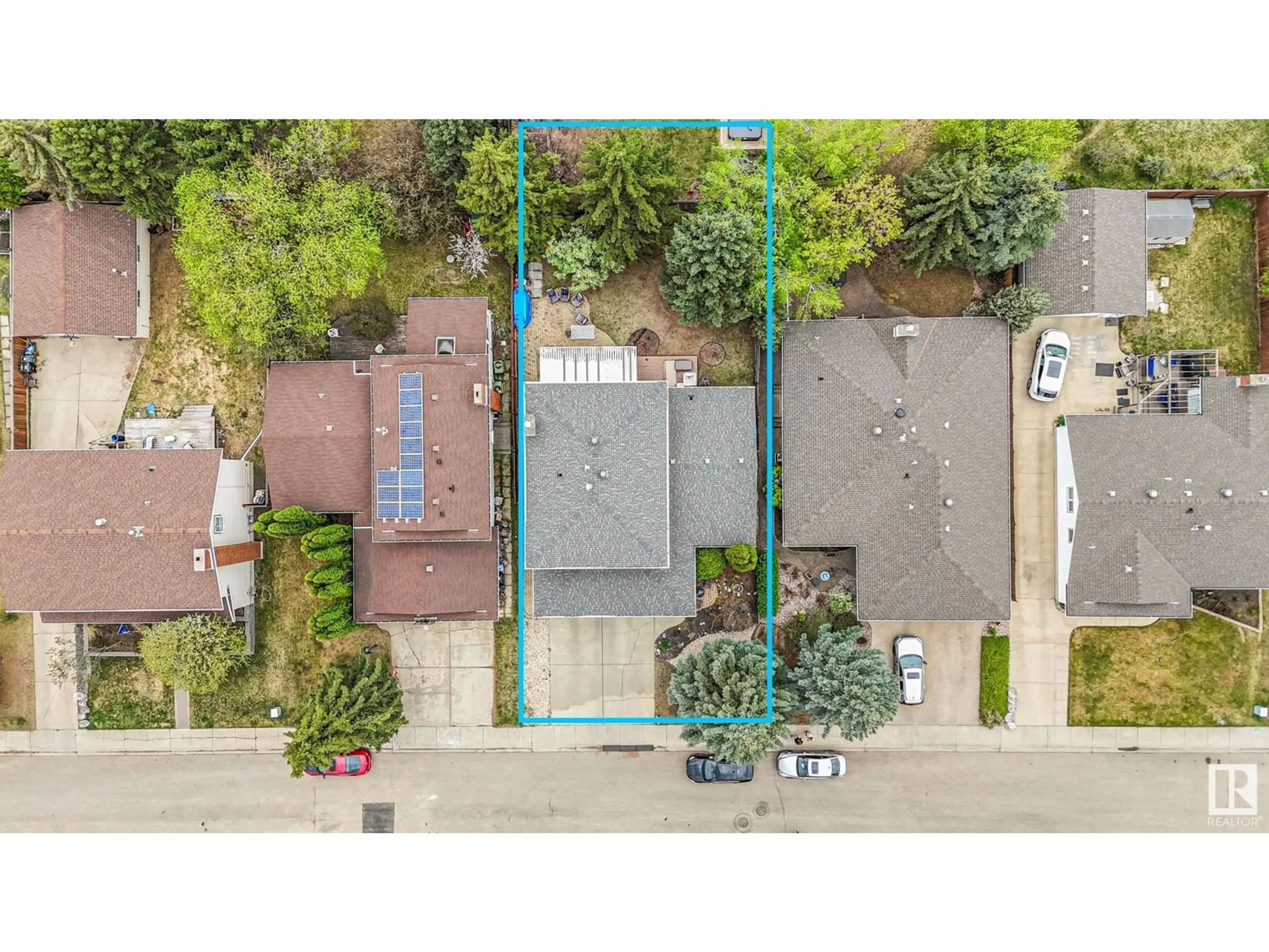A pic from outside/outdoor area/front of a property/back of a property/a pic from drone, street for NW - 3220 112B ST, Edmonton Alberta T5J3W5