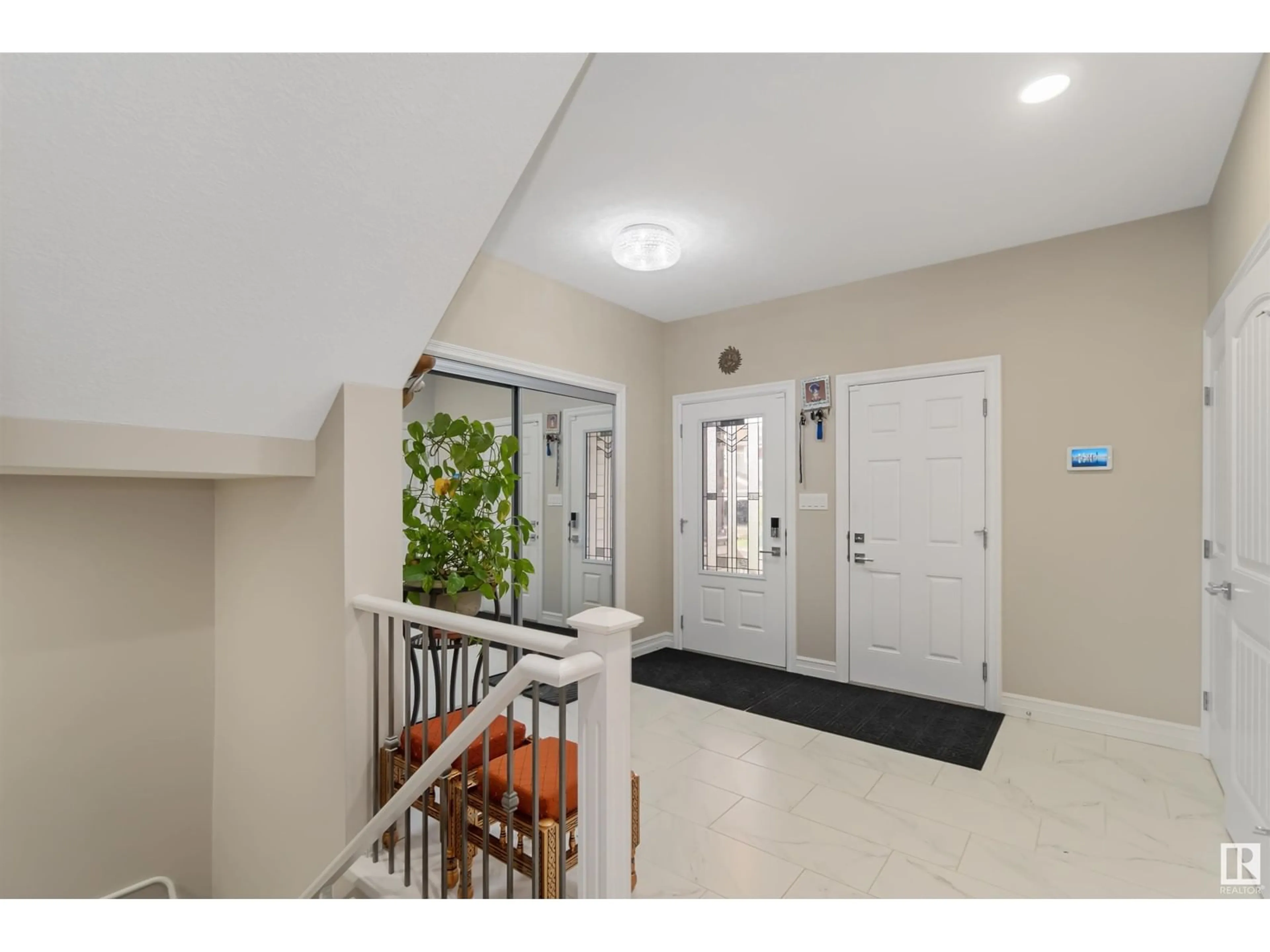 Indoor foyer for 2315 54 STREET, Edmonton Alberta T6X2P1