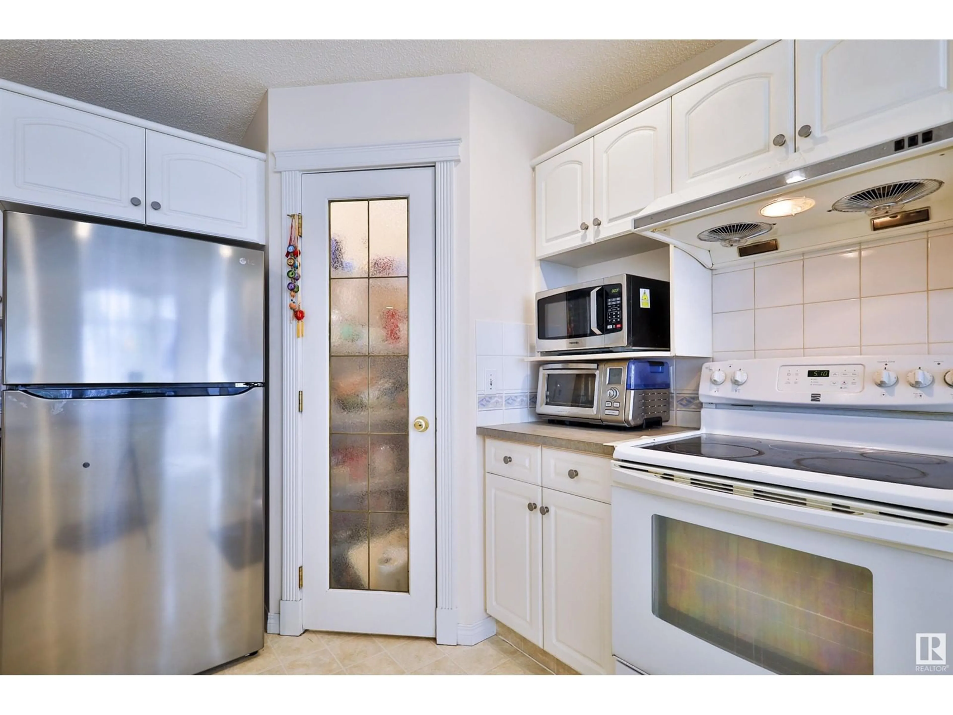 Standard kitchen, unknown for 4109 37 AV, Edmonton Alberta T6L7B2