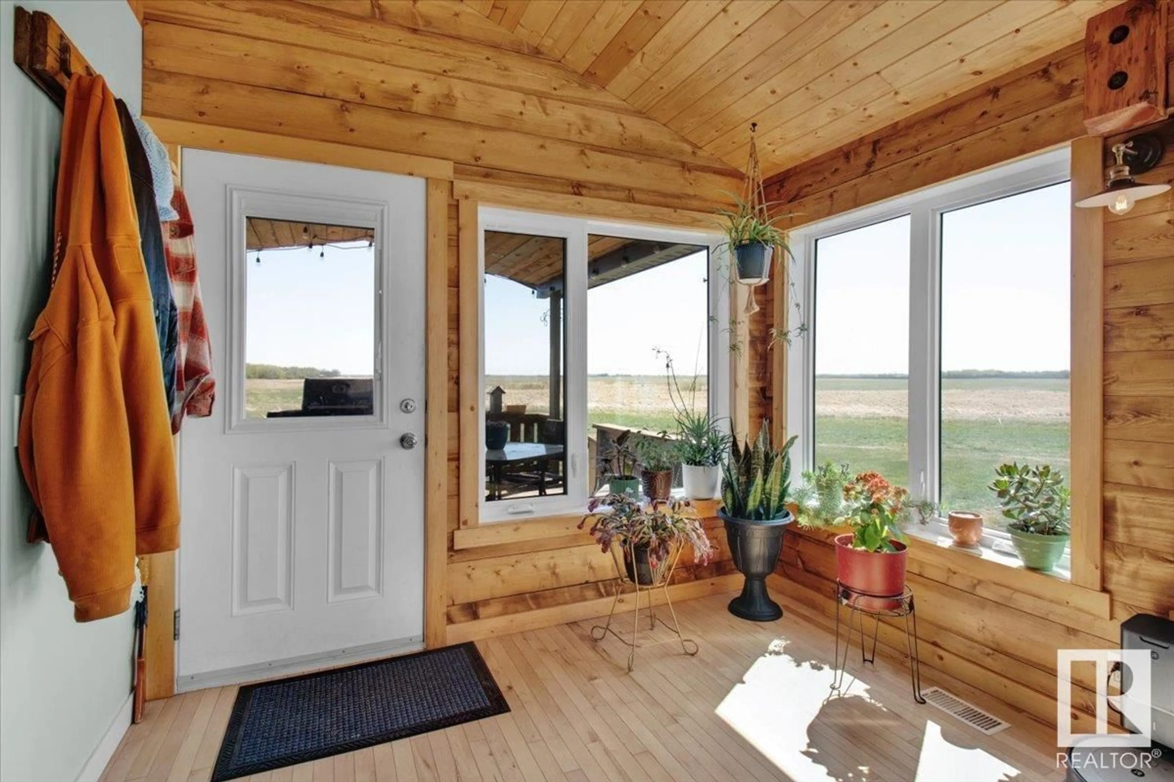 Indoor entryway for 542079 RANGE ROAD 191, Rural Lamont County Alberta T0B2R0