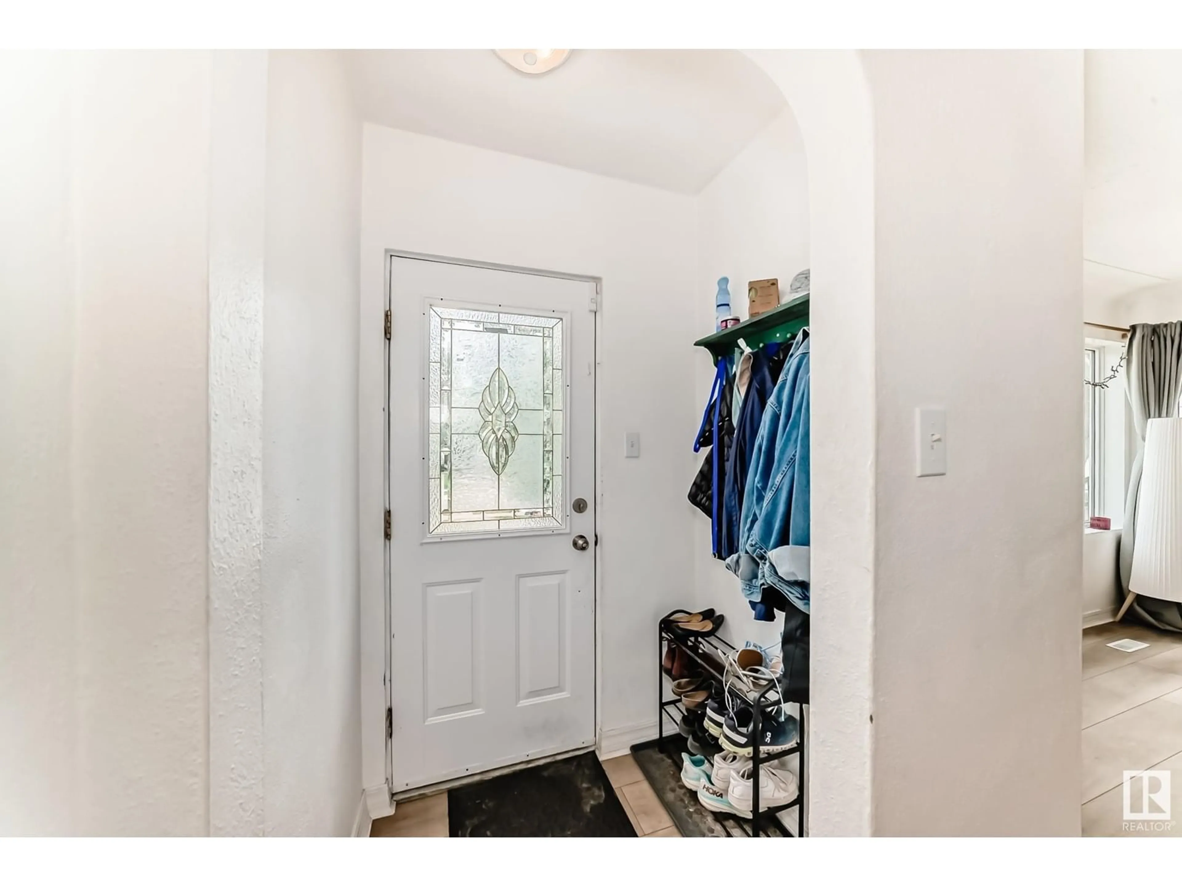 Indoor entryway for 10919 67 AV, Edmonton Alberta T6H2A5