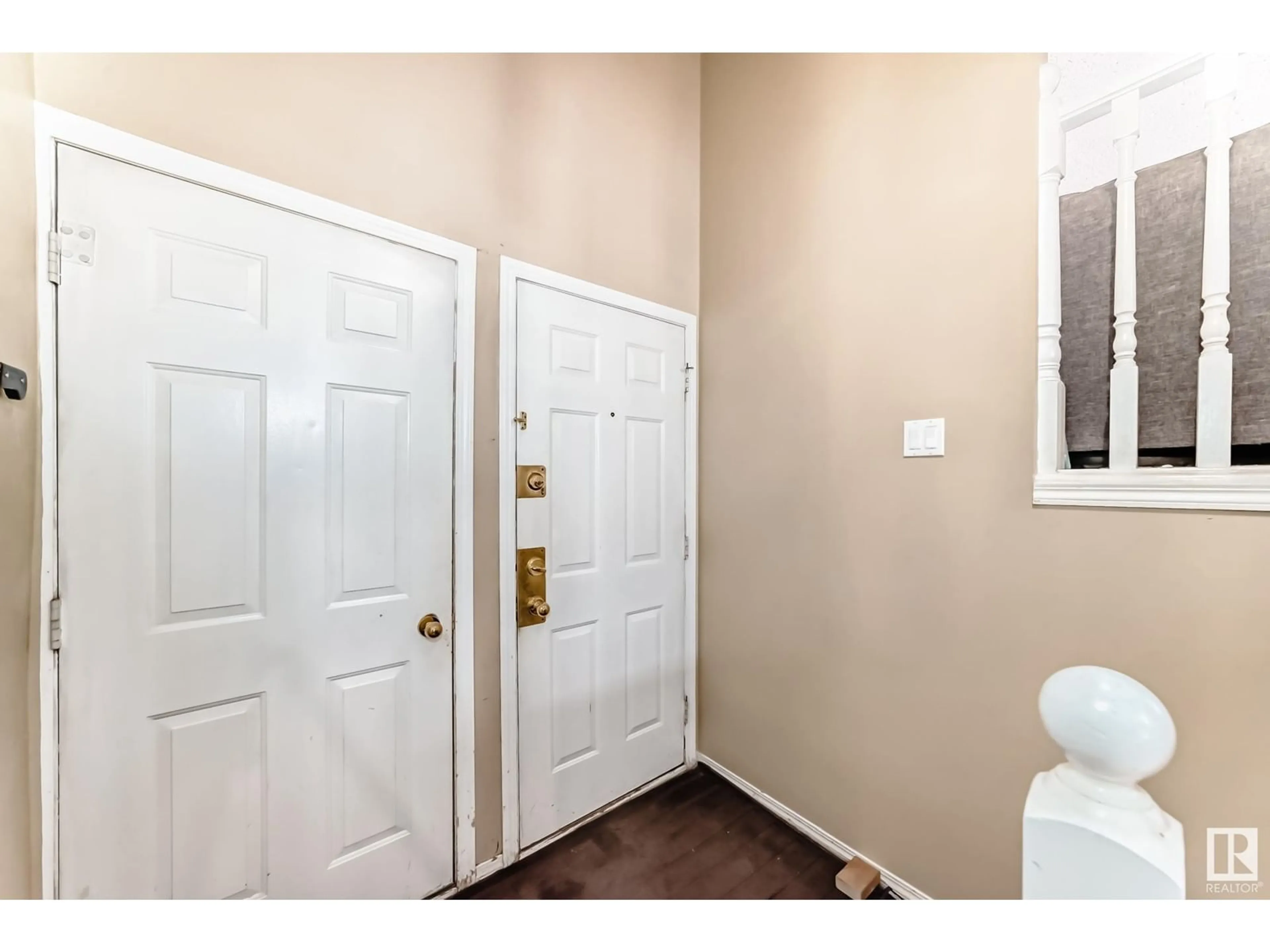 Indoor entryway for 18623 62A AV, Edmonton Alberta T5T2T4