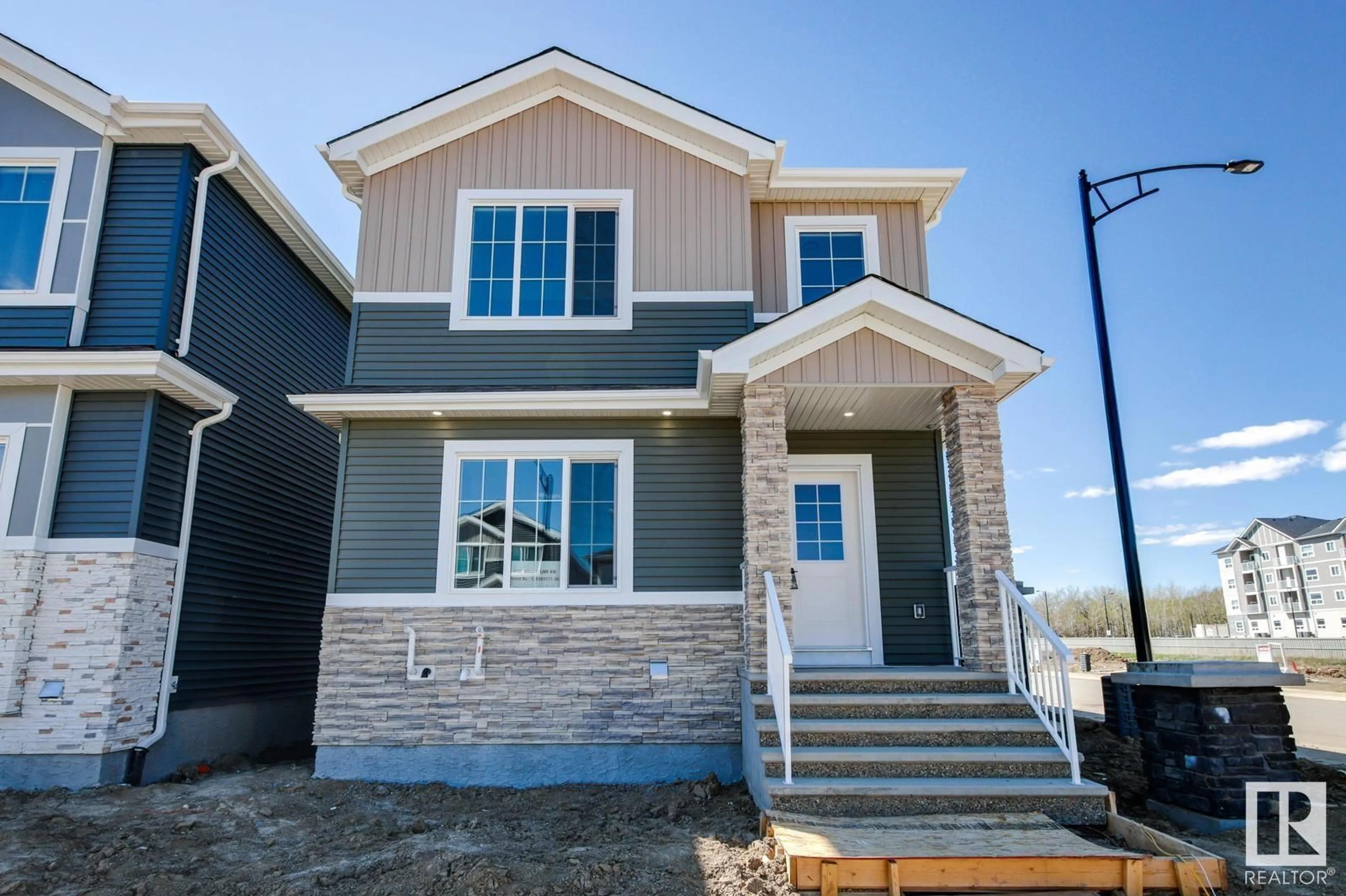 Home with vinyl exterior material, street for 3238 MAGPIE LINK, Edmonton Alberta T5S0K8