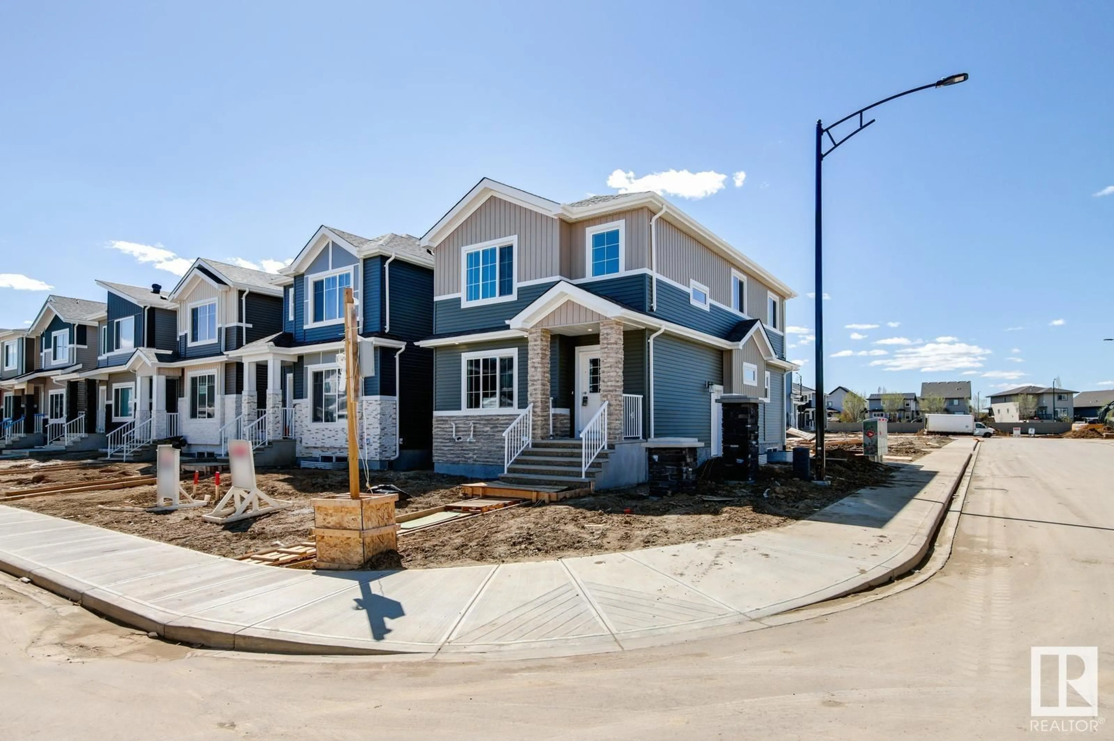 Home with vinyl exterior material, street for 3238 MAGPIE LINK, Edmonton Alberta T5S0K8
