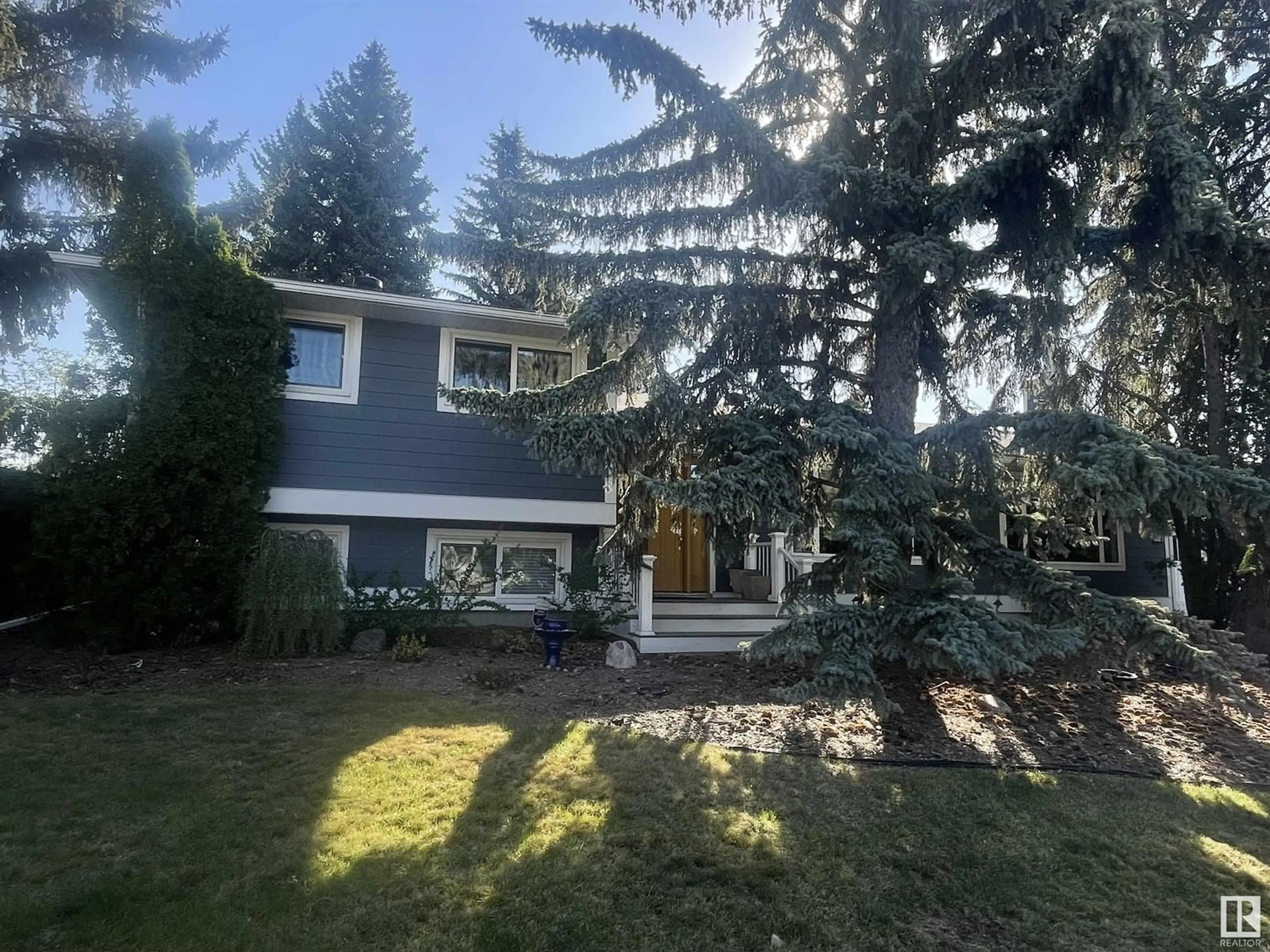 A pic from outside/outdoor area/front of a property/back of a property/a pic from drone, unknown for 8503 BUENA VISTA RD, Edmonton Alberta T5R5R7