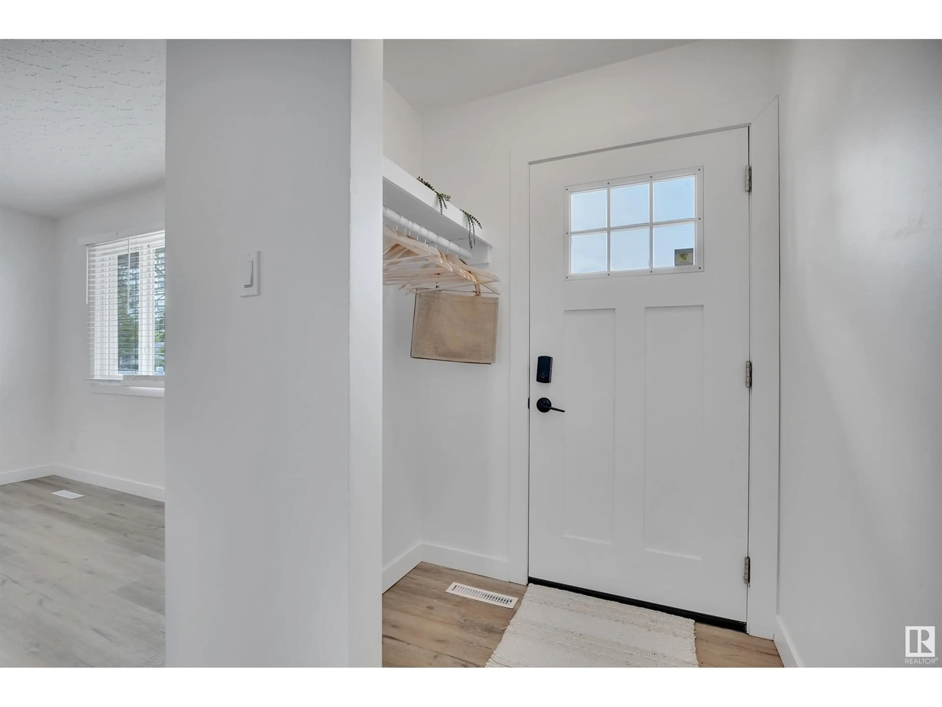 Indoor entryway for 10403 42 ST, Edmonton Alberta T6A1T3