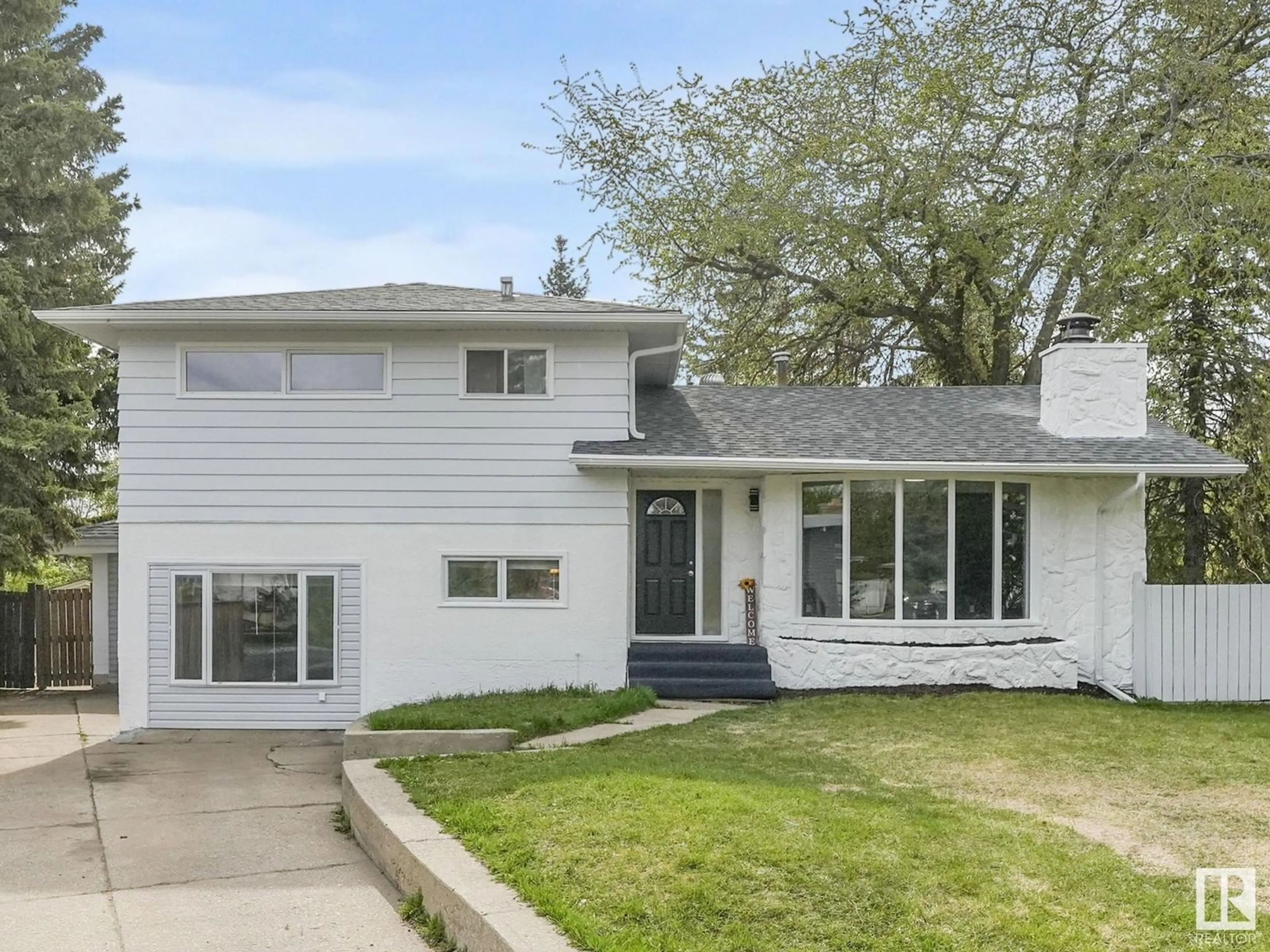 Home with vinyl exterior material, street for 15 YEW CO, Sherwood Park Alberta T8A0R2
