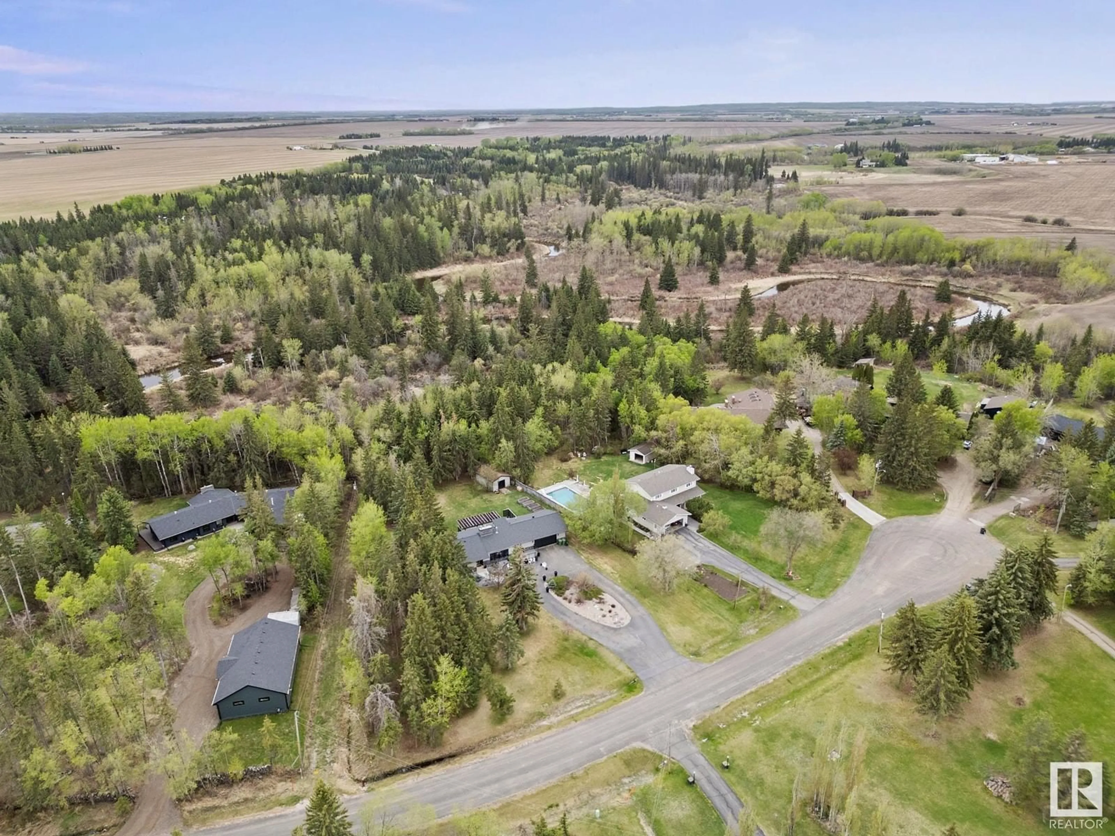 A pic from outside/outdoor area/front of a property/back of a property/a pic from drone, unknown for 32 54006 RGE ROAD 261, Rural Sturgeon County Alberta T8T0C1