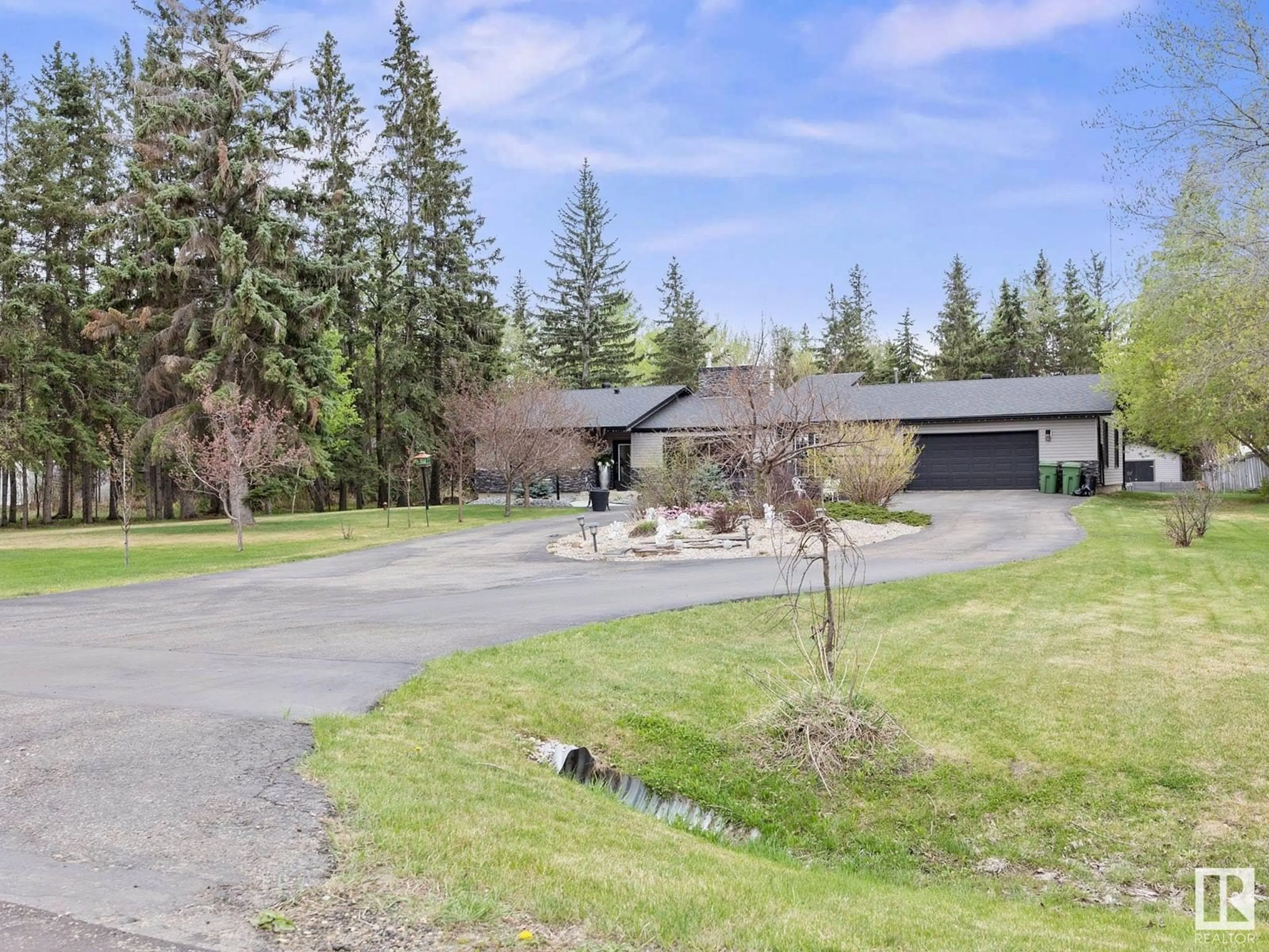 A pic from outside/outdoor area/front of a property/back of a property/a pic from drone, unknown for 32 54006 RGE ROAD 261, Rural Sturgeon County Alberta T8T0C1
