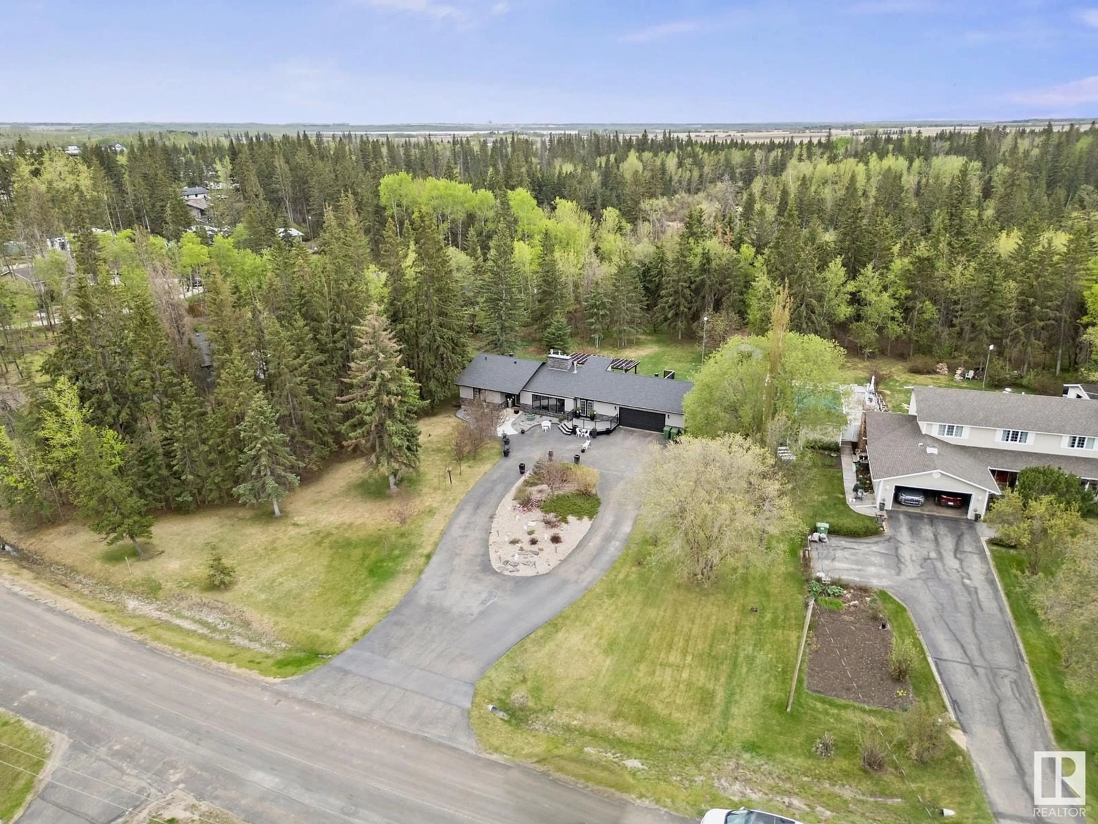 A pic from outside/outdoor area/front of a property/back of a property/a pic from drone, unknown for 32 54006 RGE ROAD 261, Rural Sturgeon County Alberta T8T0C1