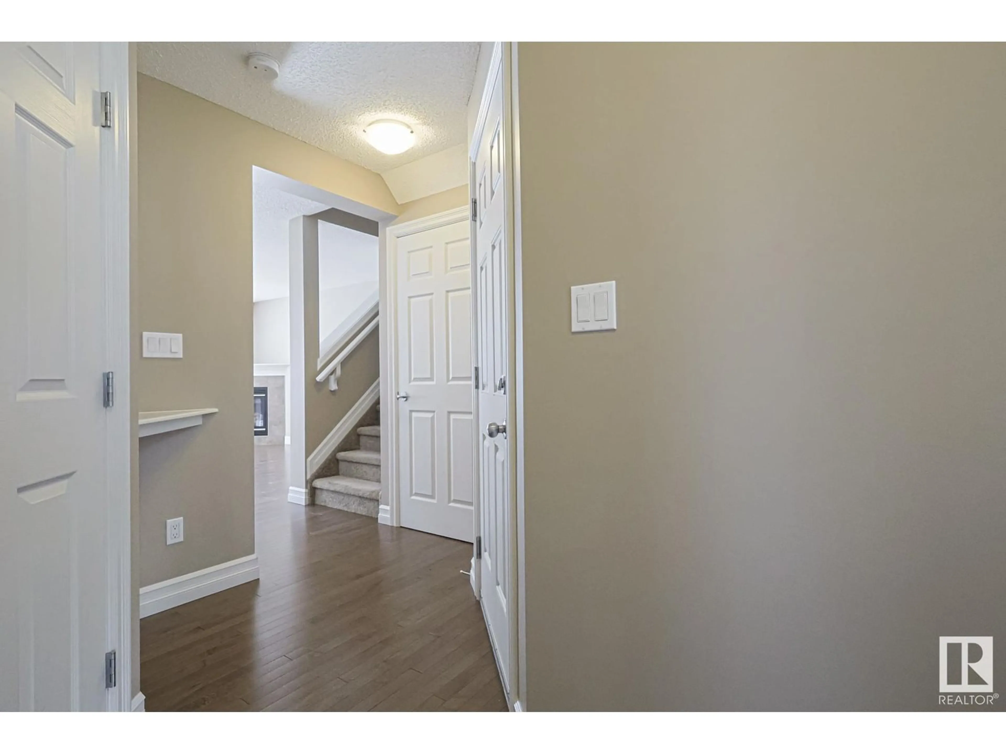 Indoor entryway for 219 - 92 CHARLOTTE WY, Sherwood Park Alberta T8H0T3