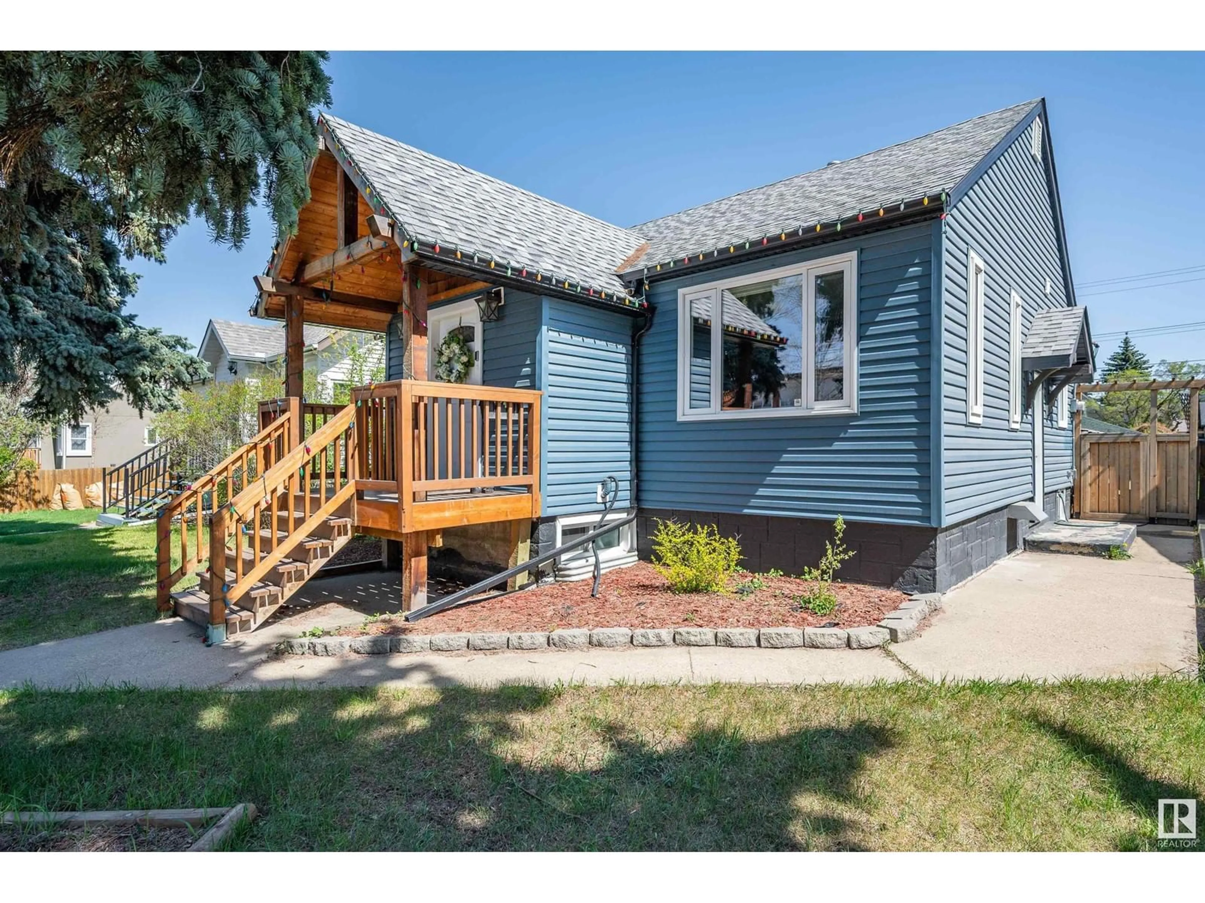 Home with vinyl exterior material, street for NW - 11519 102 ST, Edmonton Alberta T5G2E8