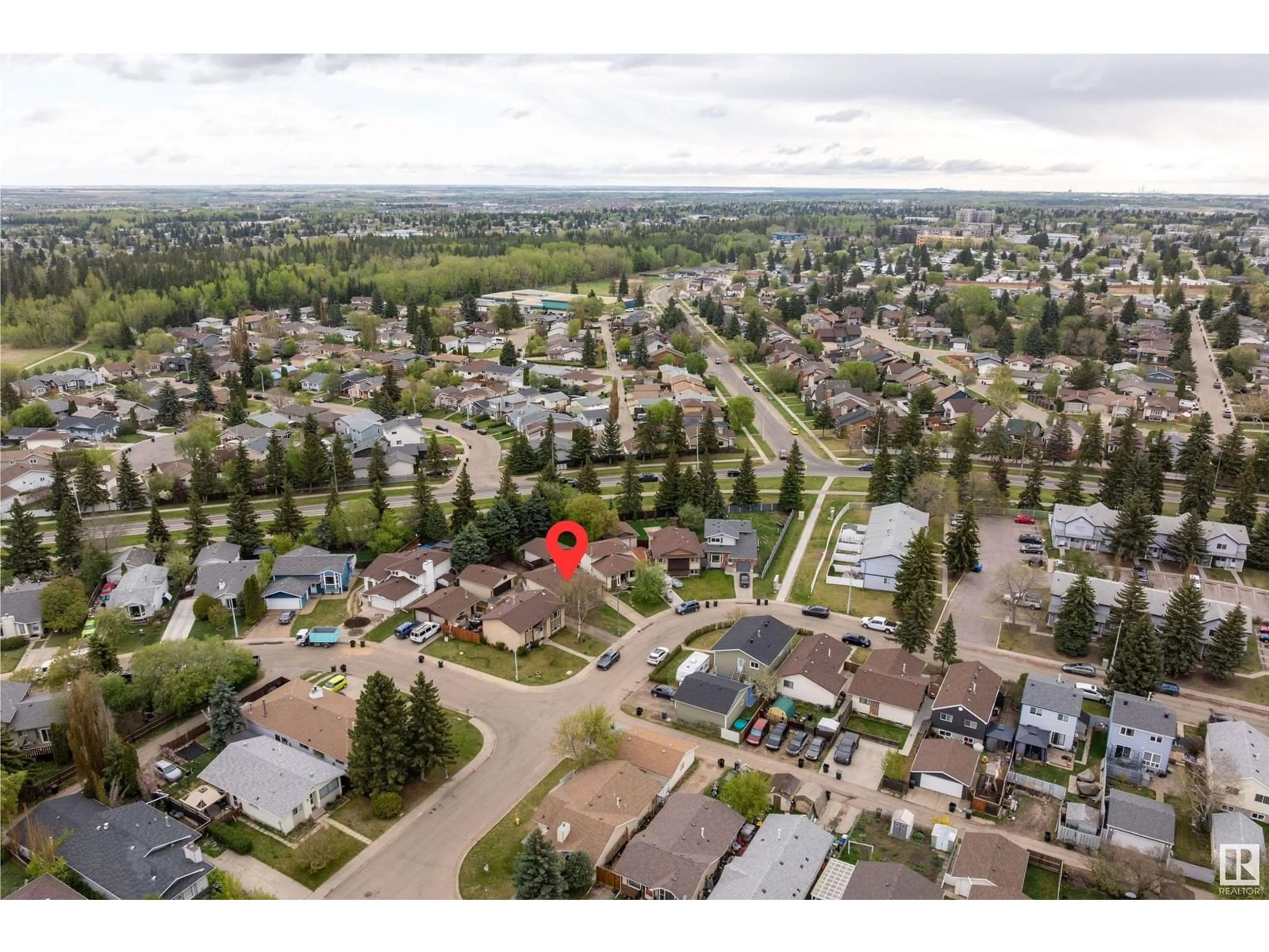 A pic from outside/outdoor area/front of a property/back of a property/a pic from drone, street for 108 WESTRIDGE CR, Spruce Grove Alberta T7X4R6