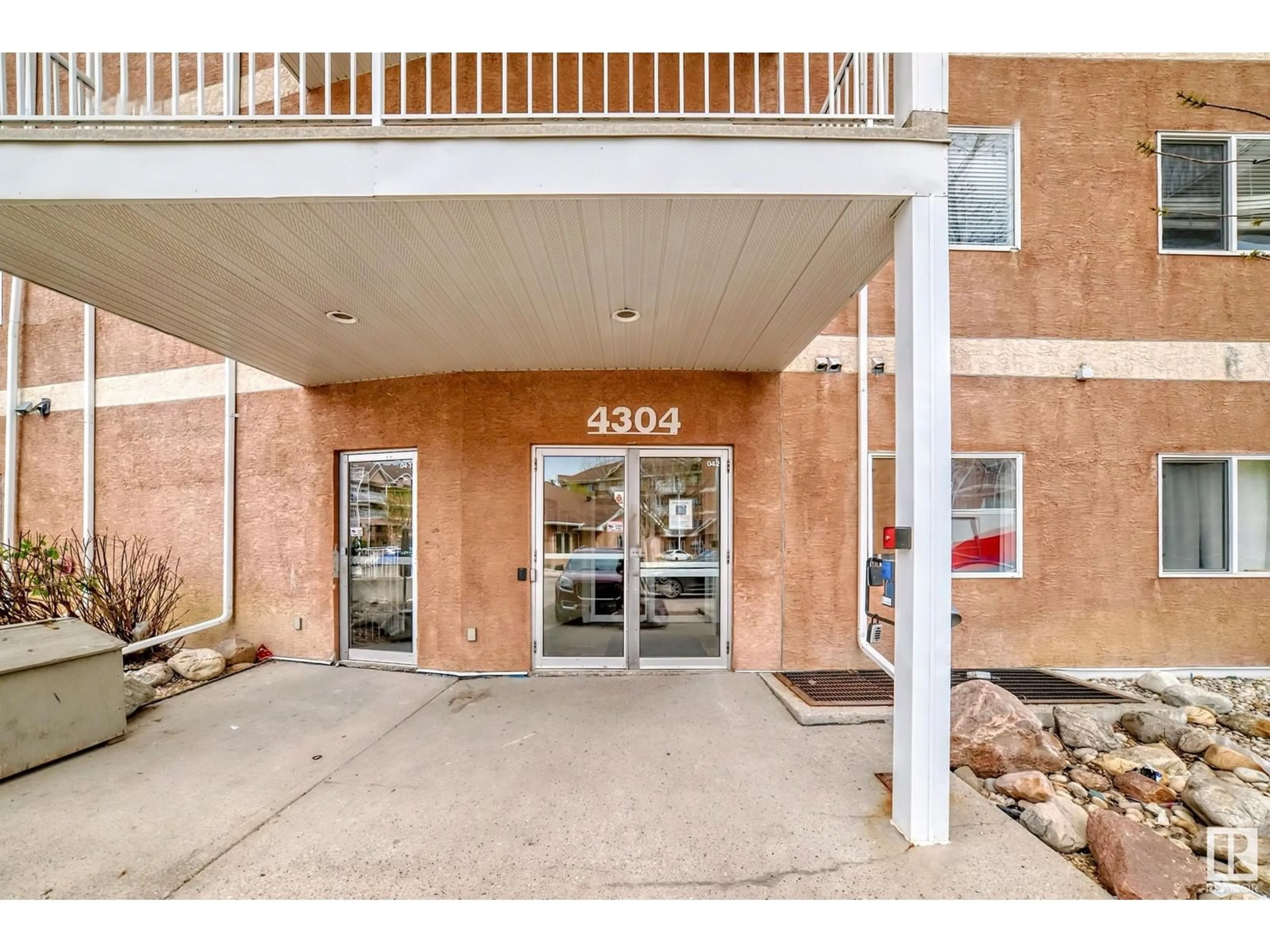 Indoor foyer for 4304 - 423 139 AV, Edmonton Alberta T5Y0H6