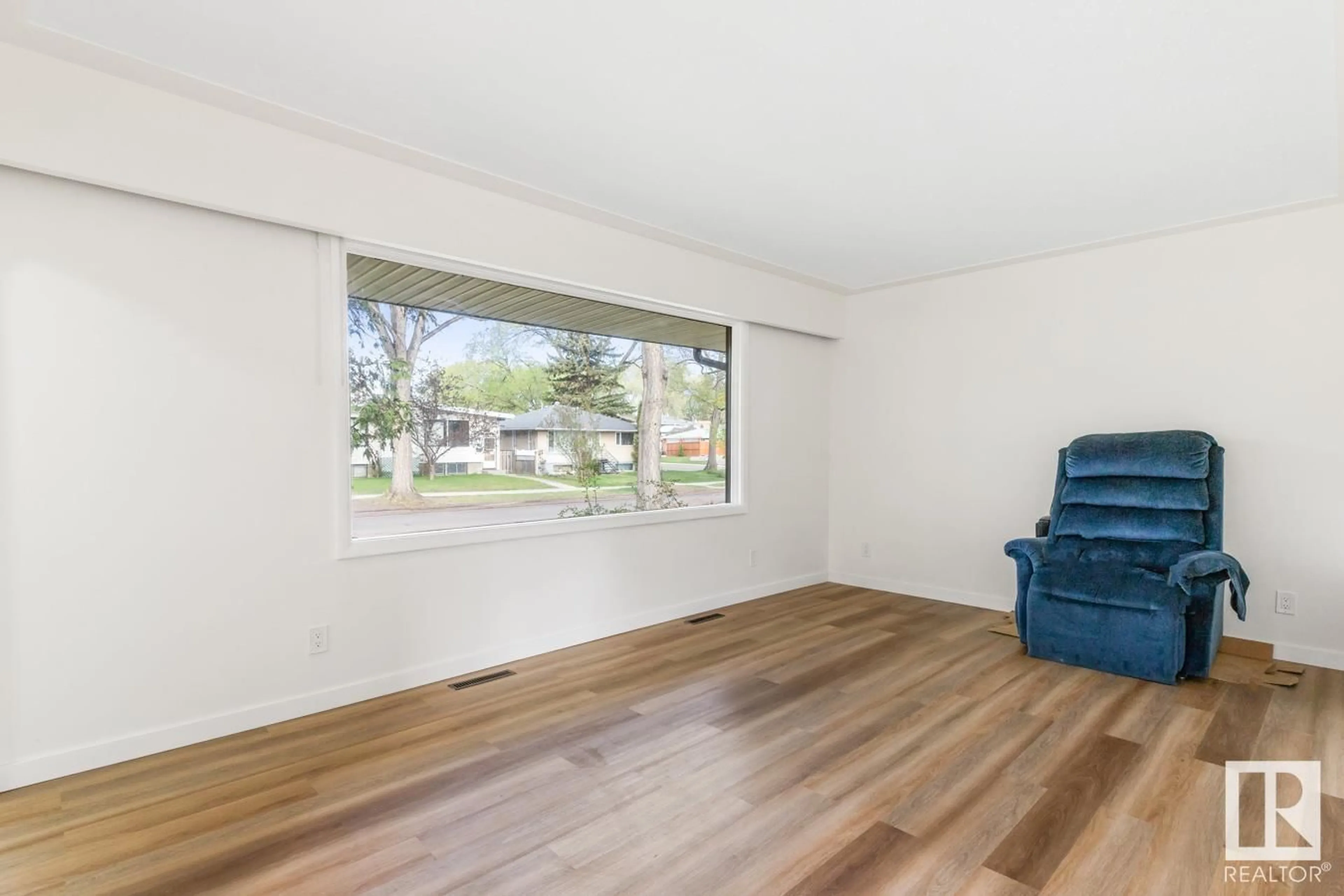 A pic of a room for 11949 51 ST, Edmonton Alberta T5W3G5