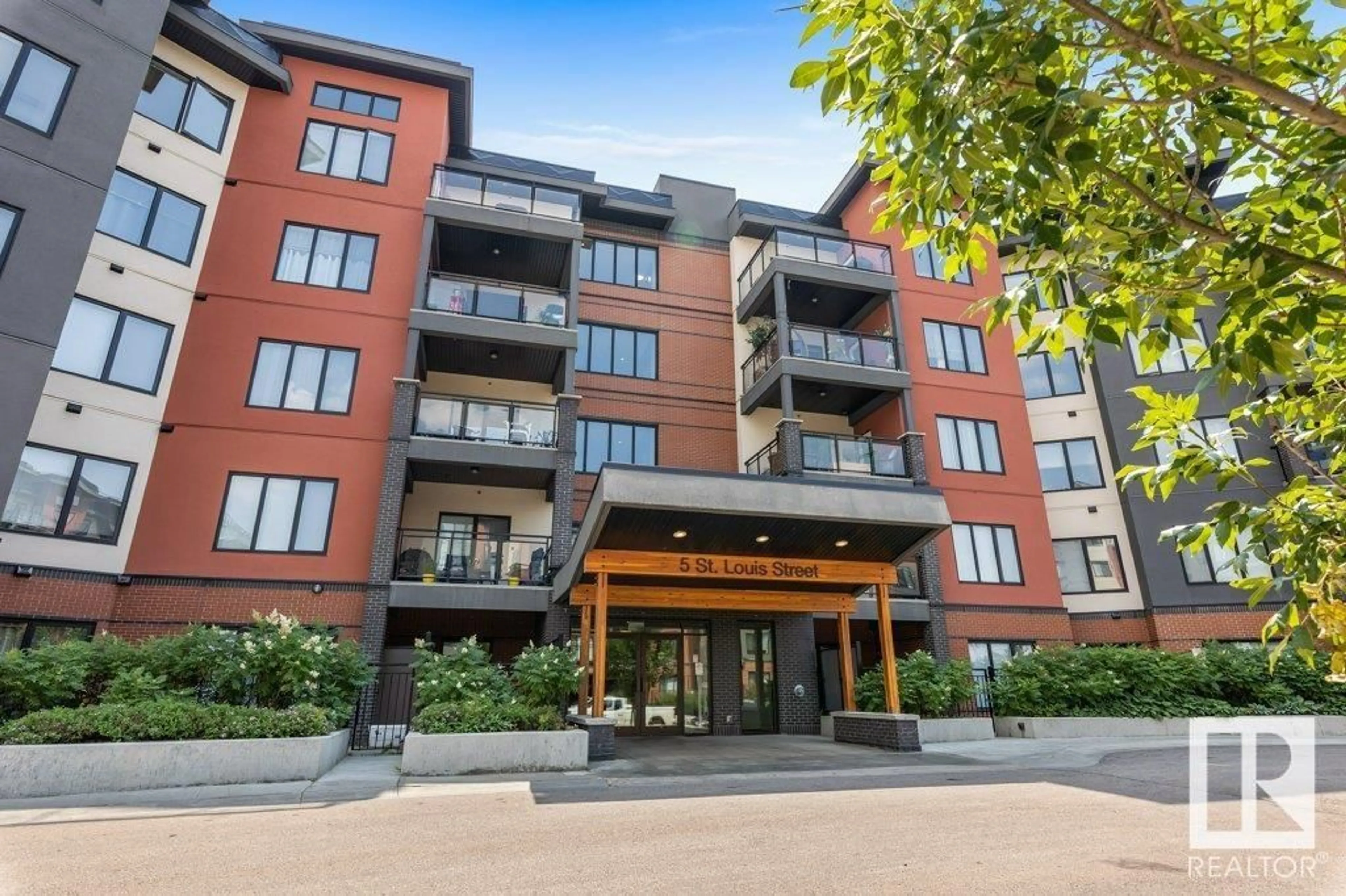 Patio, building for 312 5 ST LOUIS ST, St. Albert Alberta T8N7T2