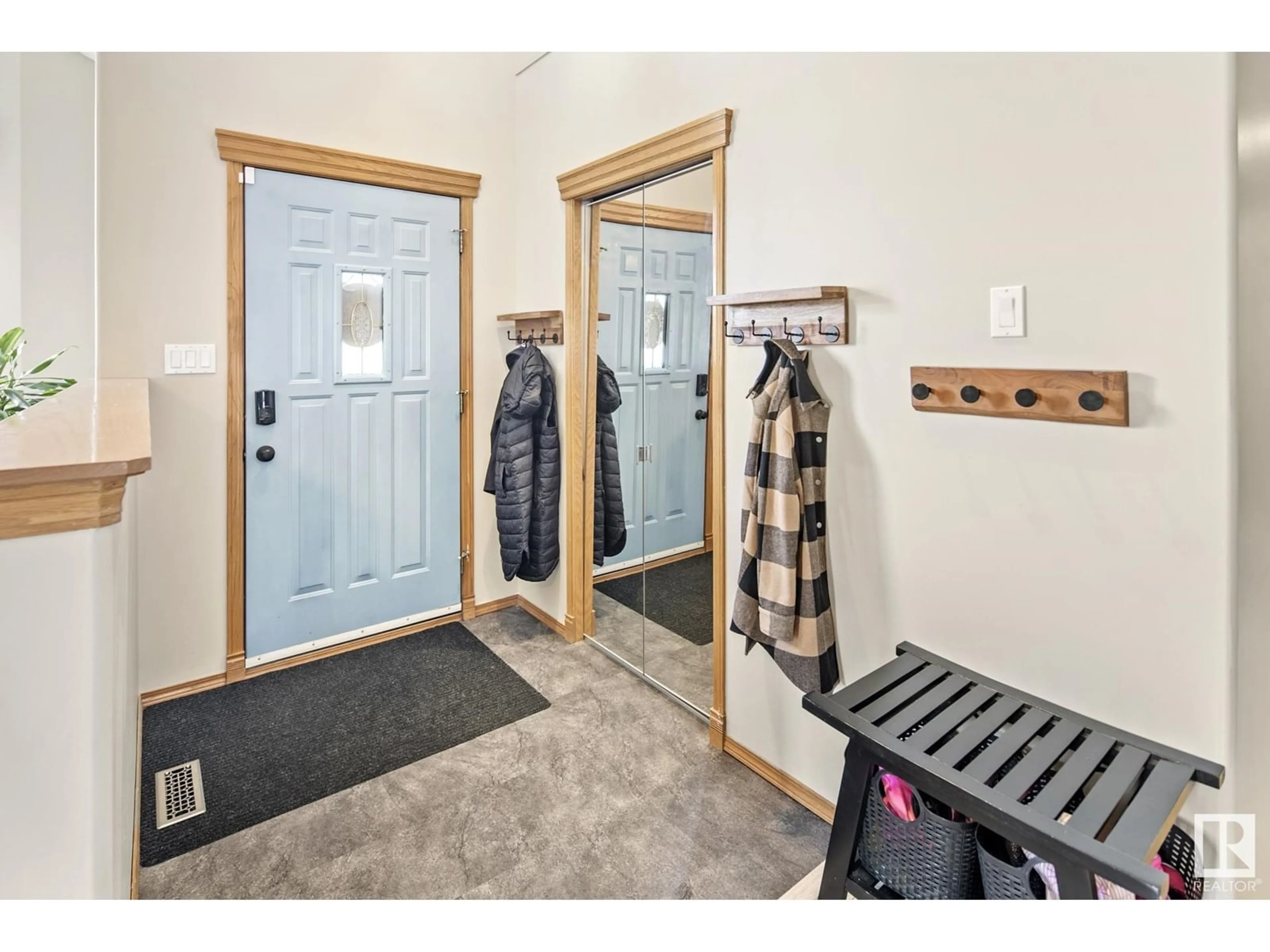Indoor entryway for 110 NOTTINGHAM BV, Sherwood Park Alberta T8A5P1