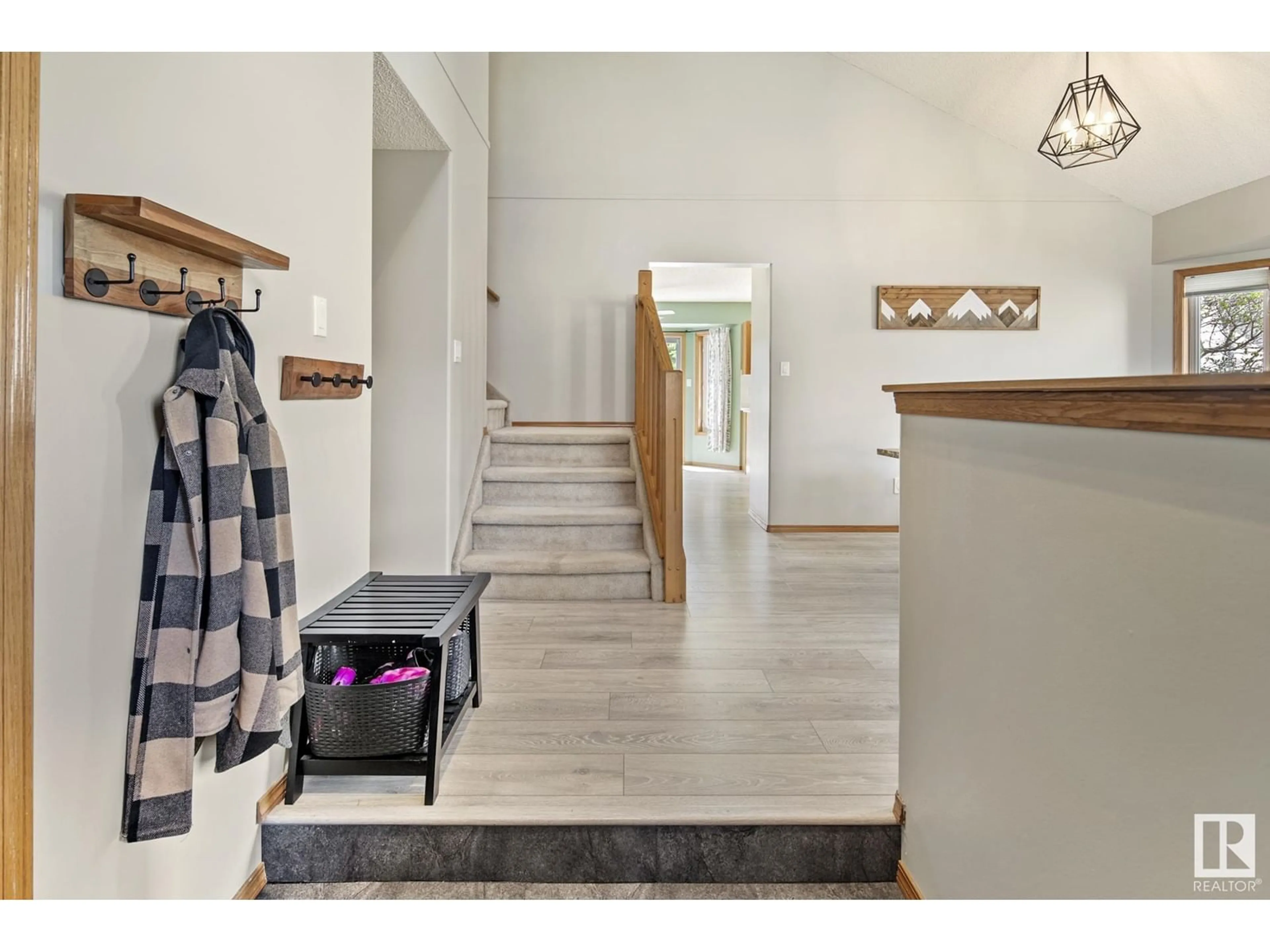 Indoor entryway for 110 NOTTINGHAM BV, Sherwood Park Alberta T8A5P1