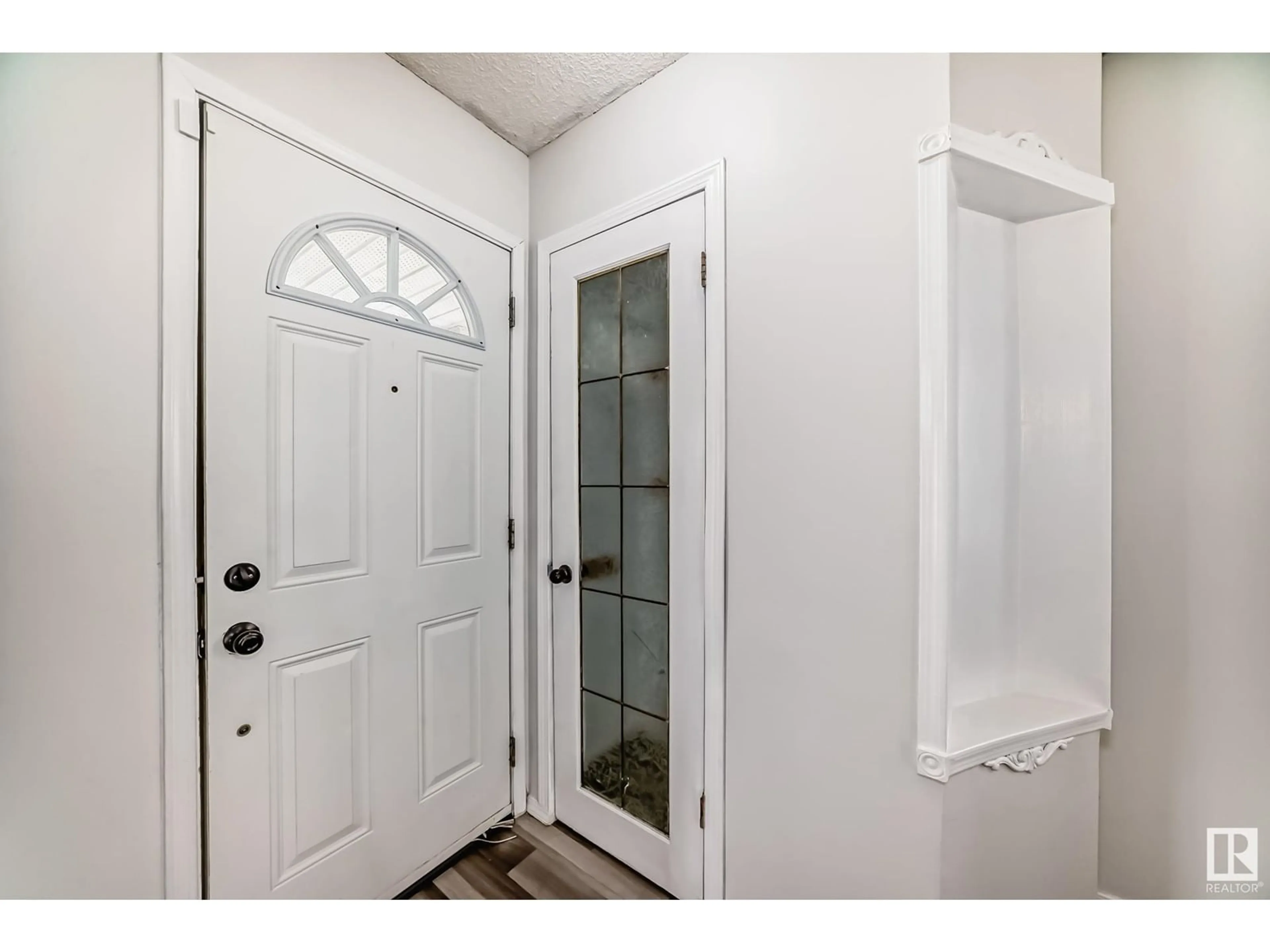Indoor entryway for 271 RIVER PT, Edmonton Alberta T5A4Z3
