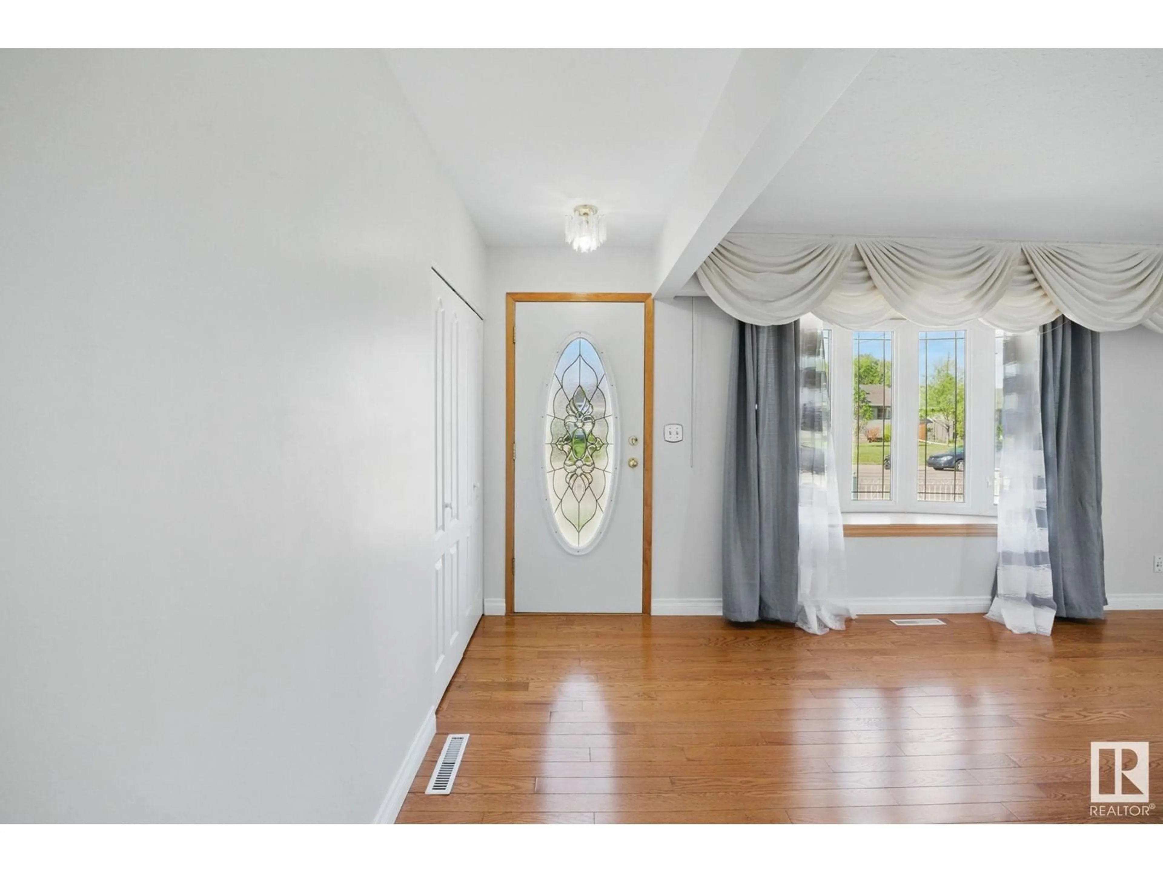 Indoor entryway for 13903 135 AV, Edmonton Alberta T5L3Z1