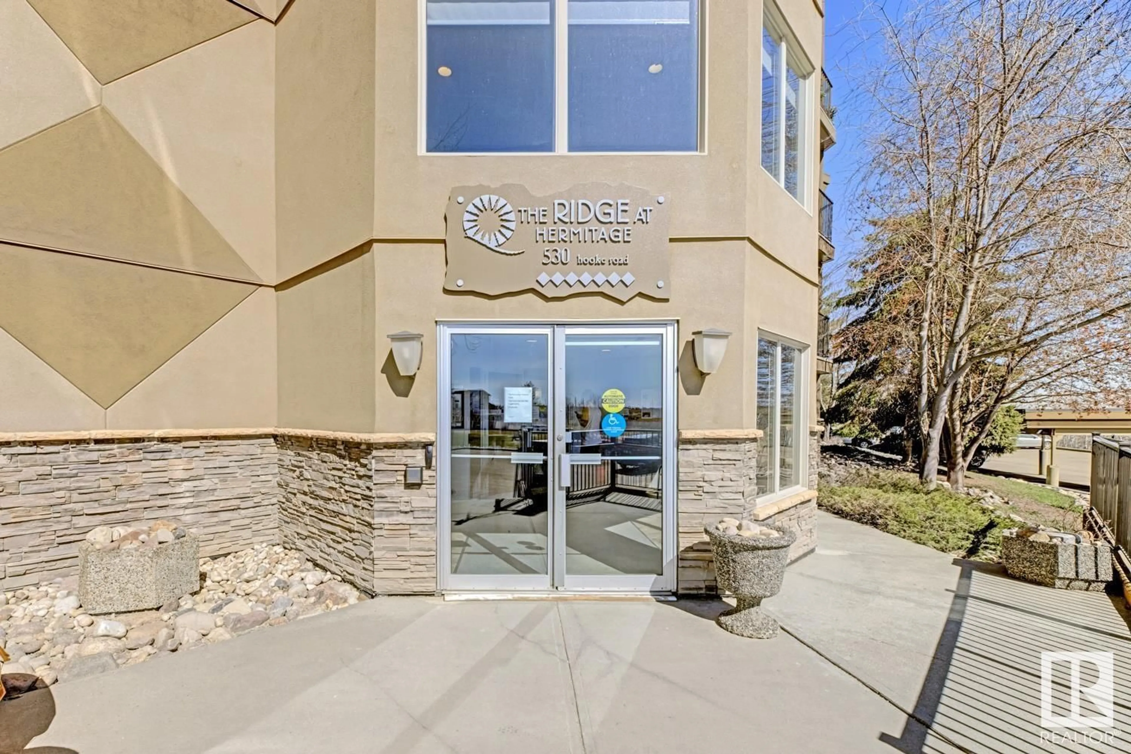 Indoor foyer for 129 530 HOOKE RD NW, Edmonton Alberta T5A5J5