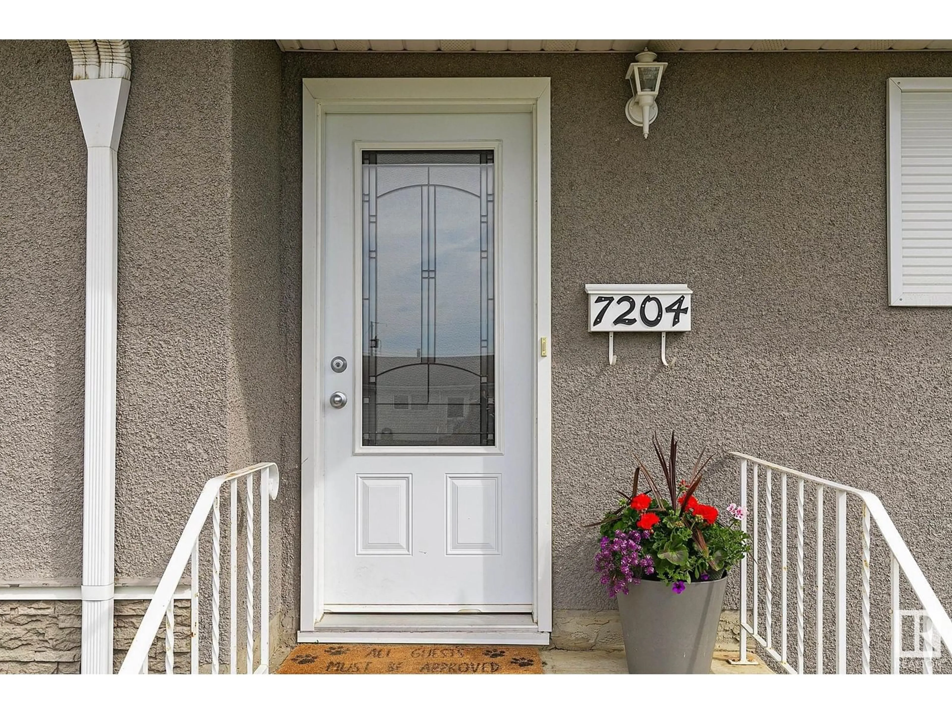 Indoor entryway for 7204 135A AV, Edmonton Alberta T5C2H9