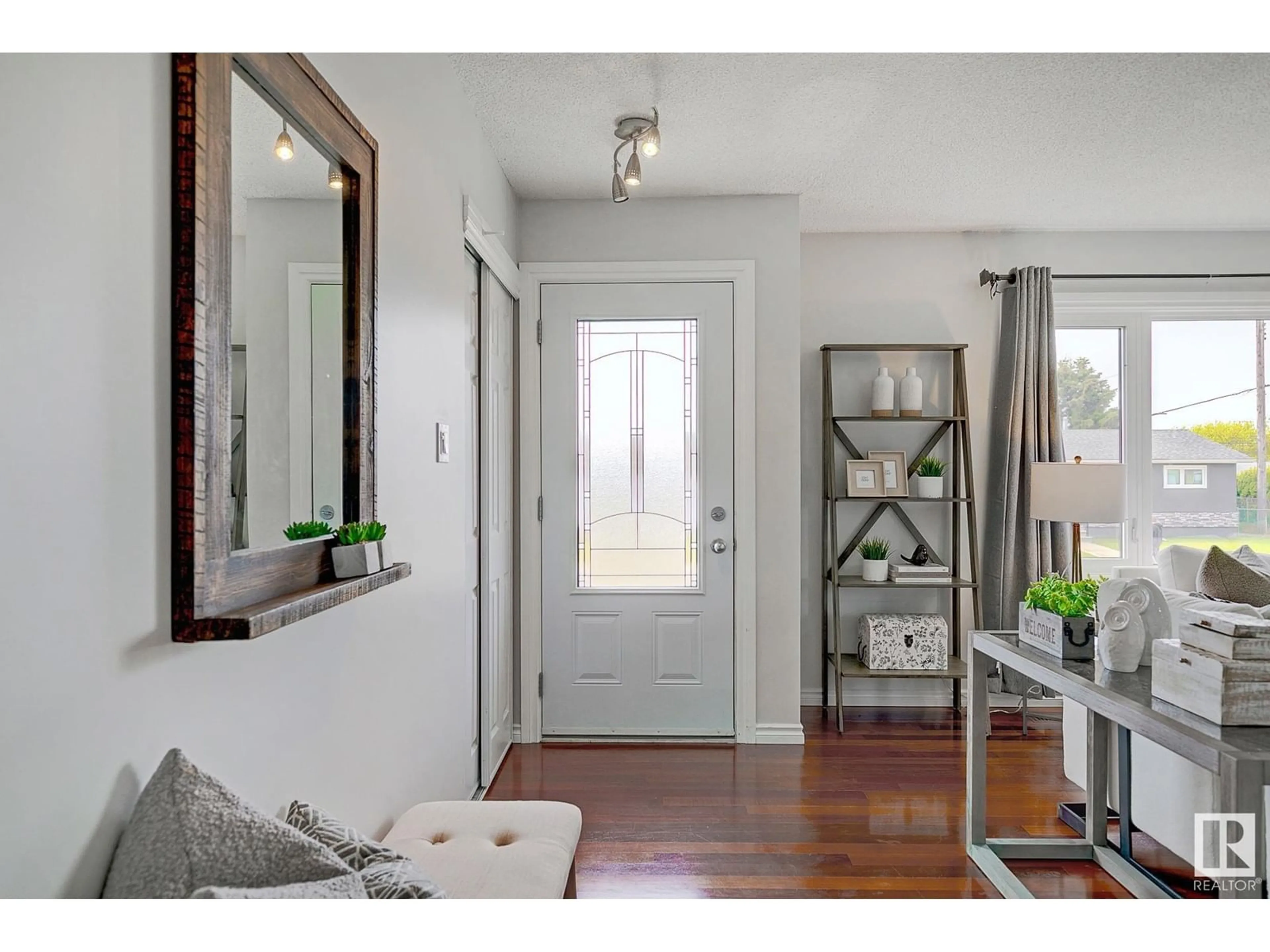 Indoor entryway for 7204 135A AV, Edmonton Alberta T5C2H9