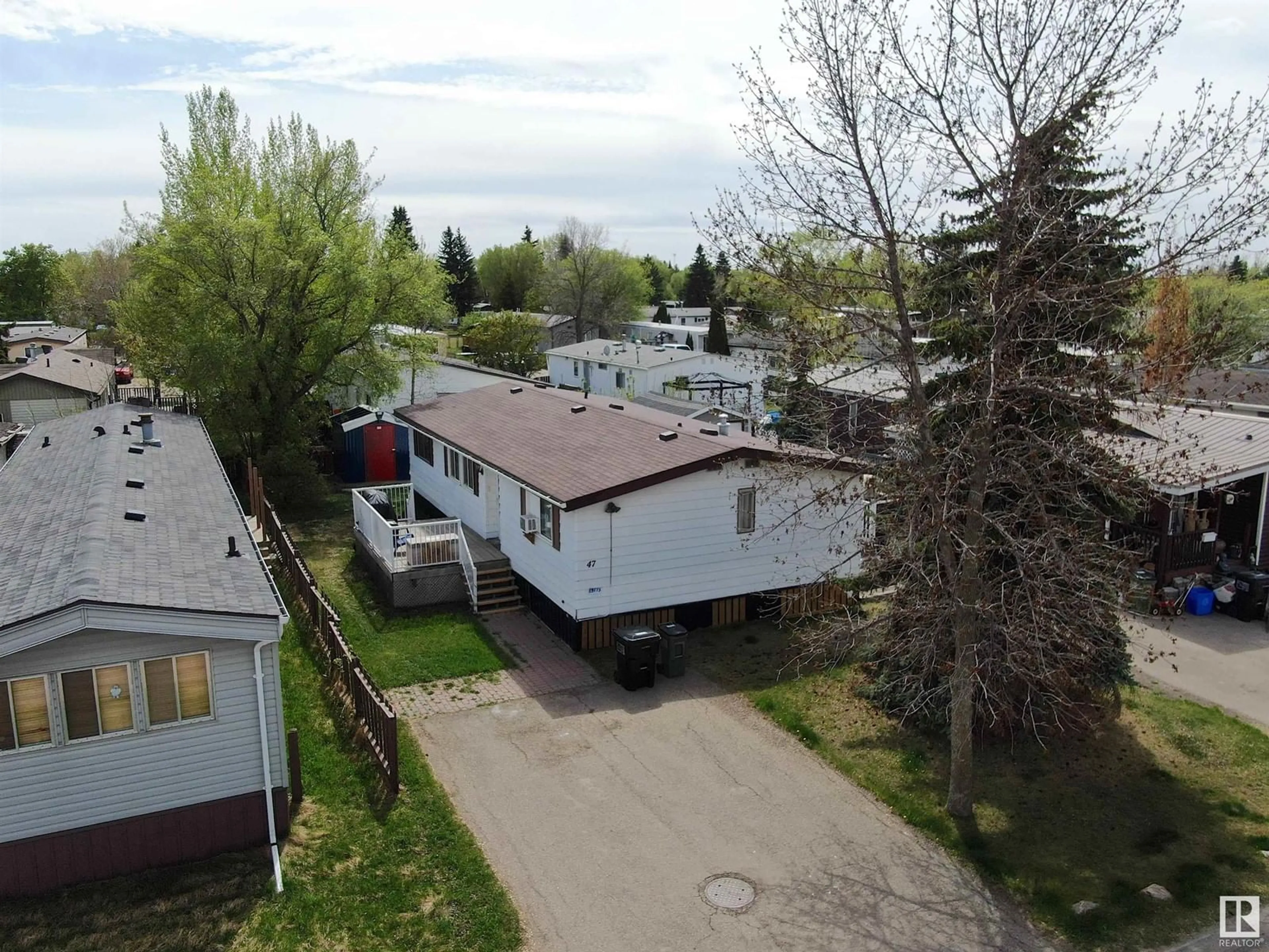 A pic from outside/outdoor area/front of a property/back of a property/a pic from drone, street for 47 RIDGEWAY DR, Edmonton Alberta T6P1G4