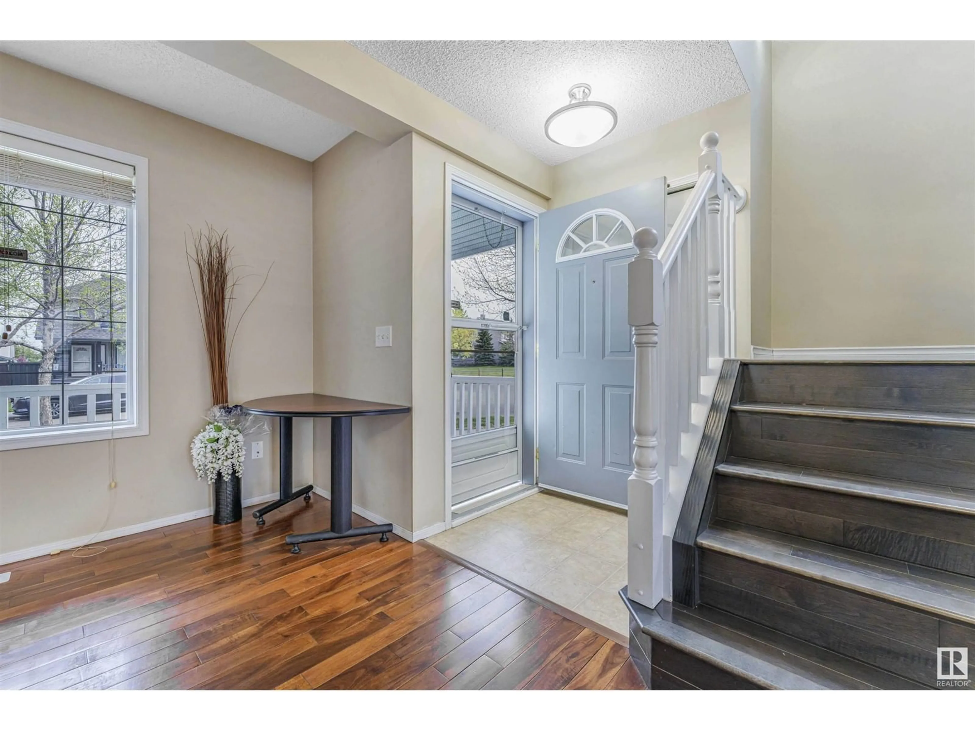 Indoor entryway for 20154 53 AV, Edmonton Alberta T6M2W3