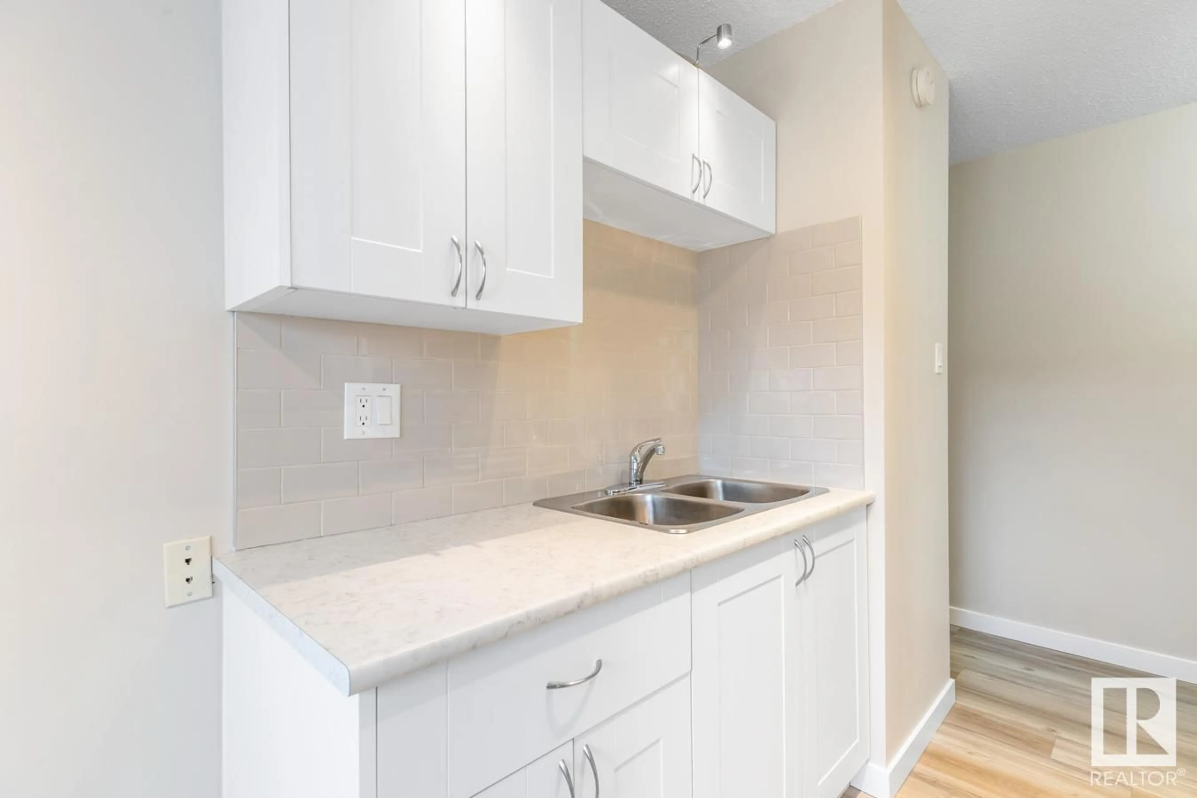 Standard kitchen, wood/laminate floor for 10815 83 AV, Edmonton Alberta T6E2E6