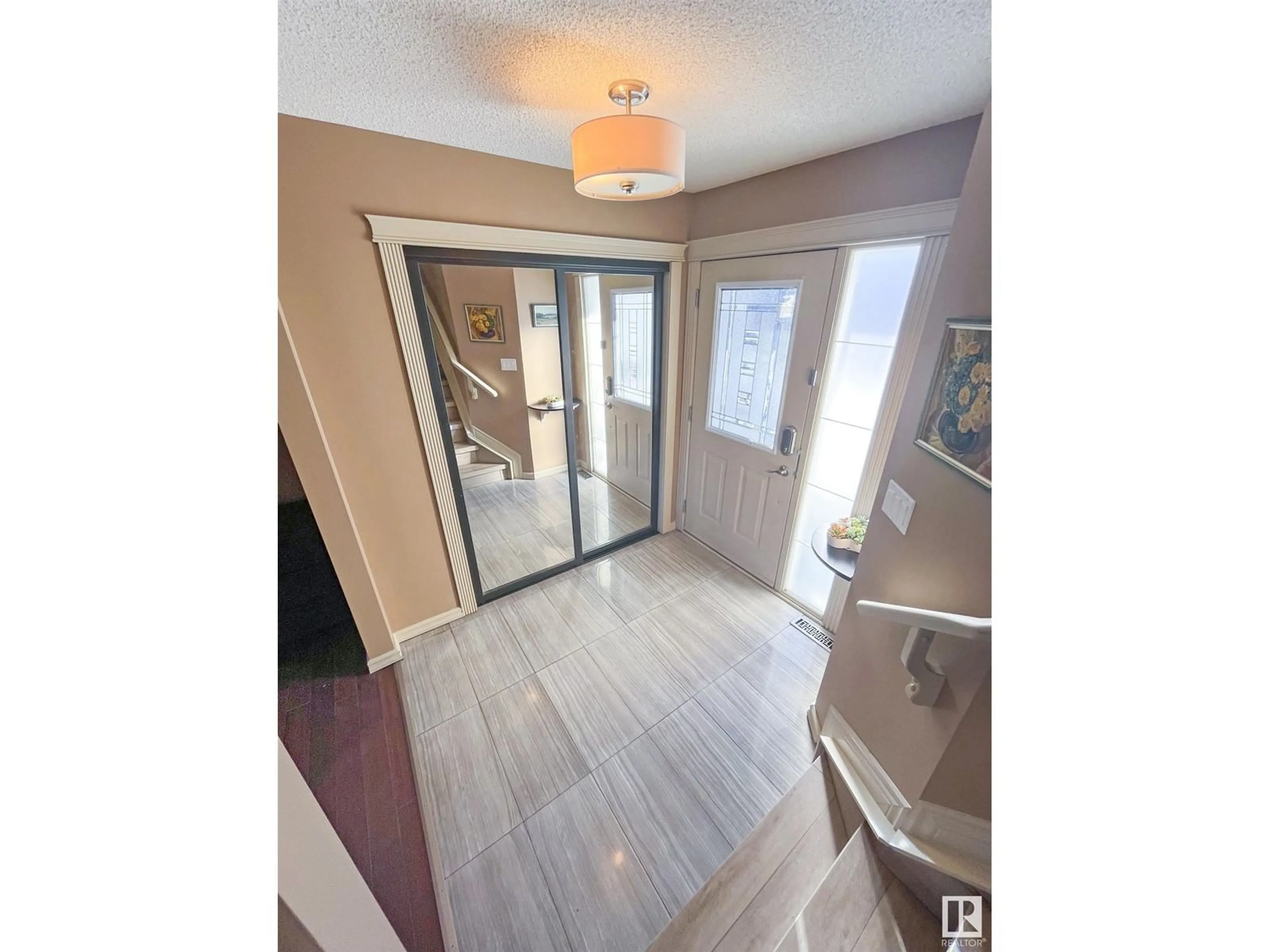 Indoor entryway for 8 EVERWOOD CL, St. Albert Alberta T8N7H1