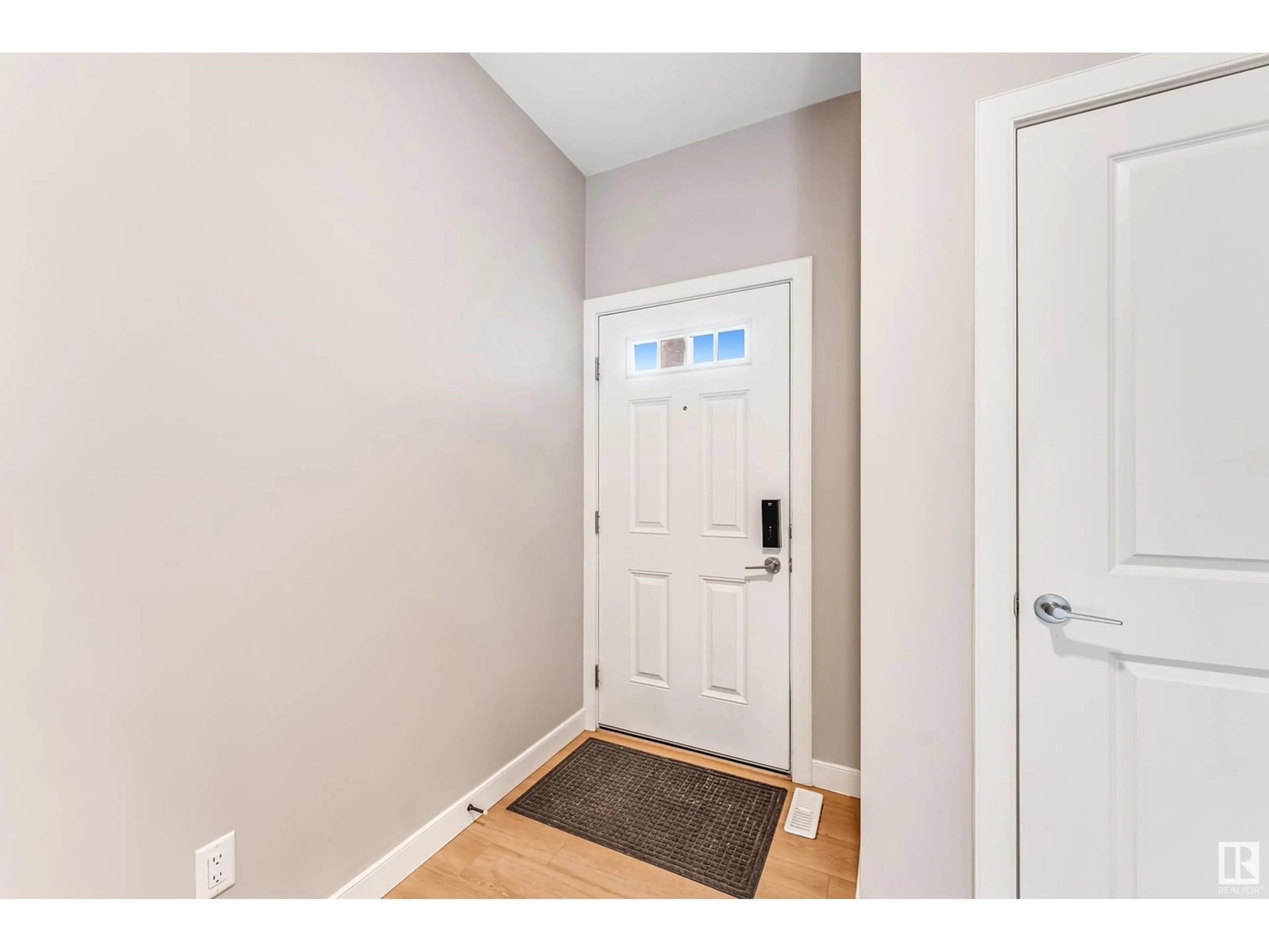 Indoor entryway for 9474 PEAR CR, Edmonton Alberta T6X2Z6