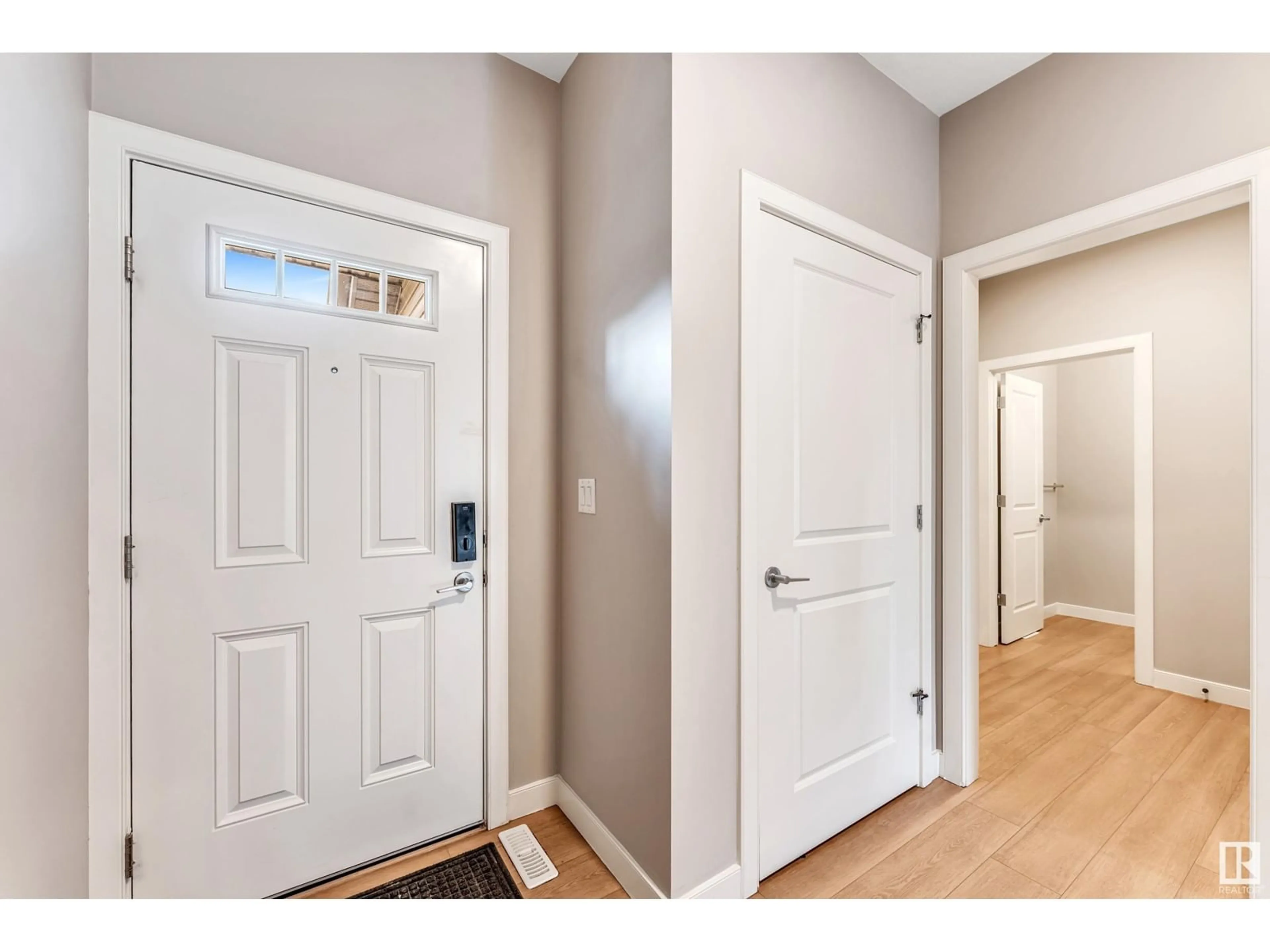 Indoor entryway for 9474 PEAR CR, Edmonton Alberta T6X2Z6