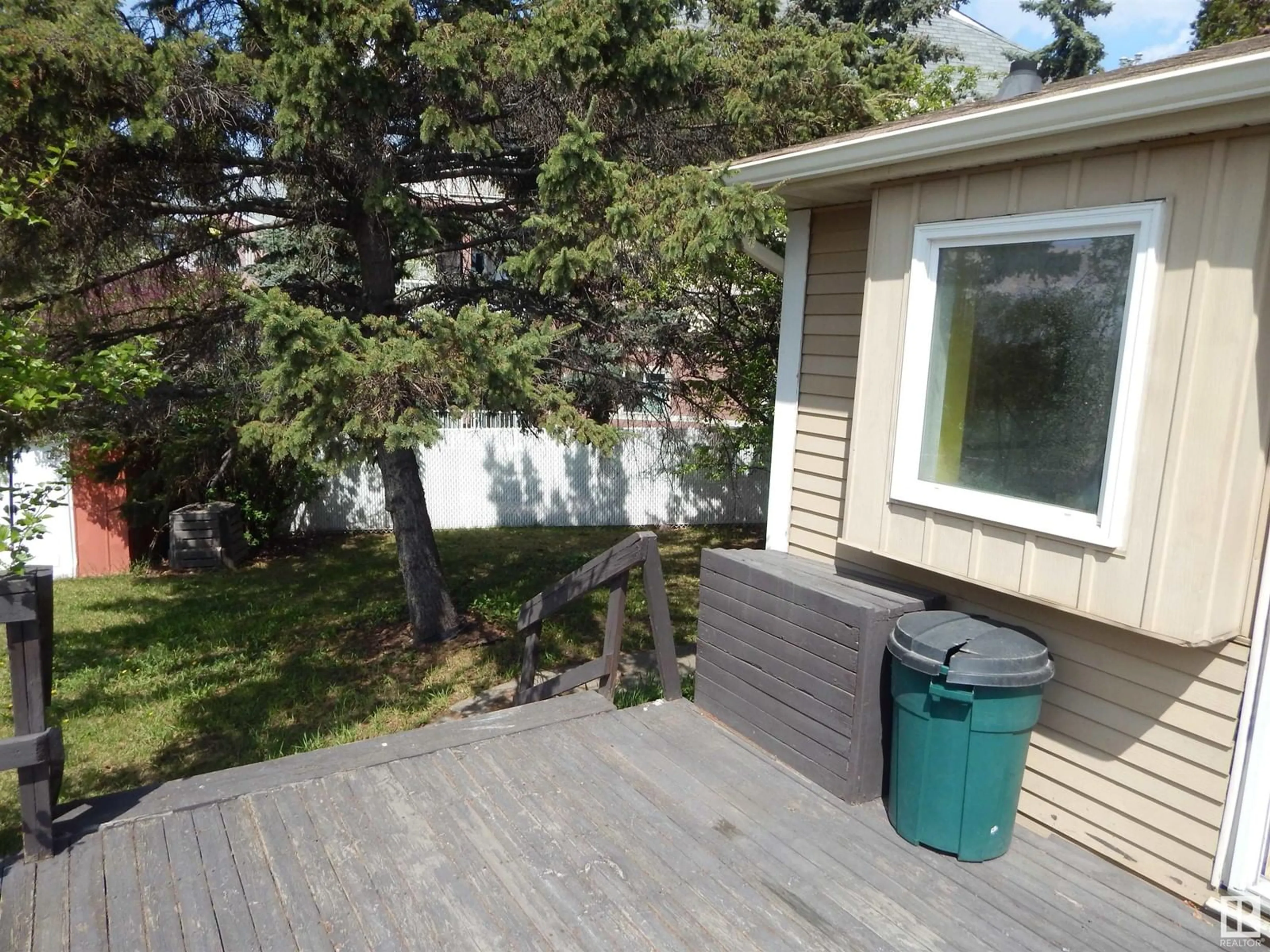 Patio, unknown for 11147 157 AV, Edmonton Alberta T5X4V1