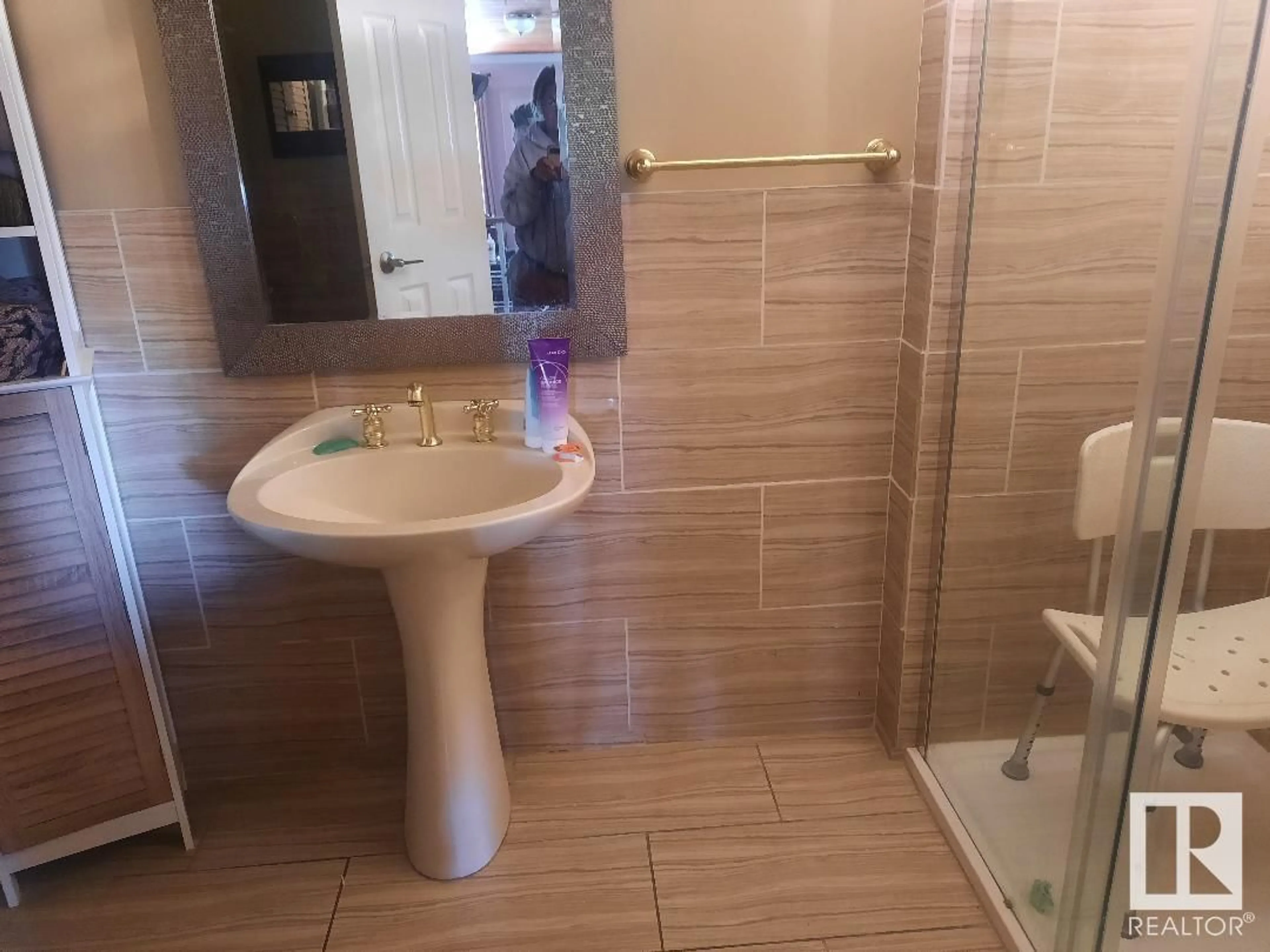 Standard bathroom, ceramic/tile floor for 20015 TWP. RD., Rural Beaver County Alberta T0B4J1